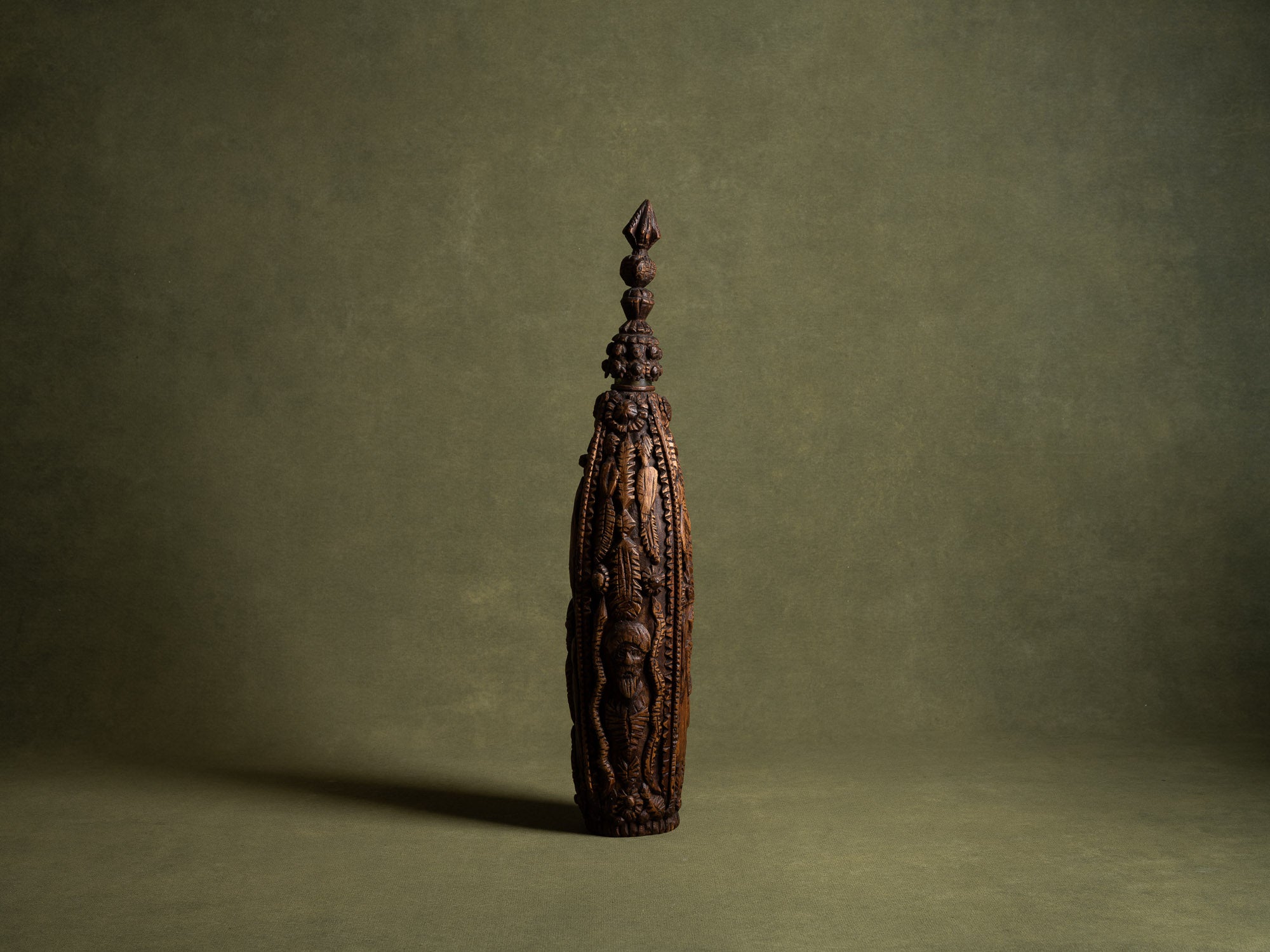 Bouteille de mariage en bois sculpté, art paysan, France (Fin du XIXe / début du XX siècle)..Unique Old wooden carved wedding bottle, Peasant art, France (Late 19th / early 20th century)