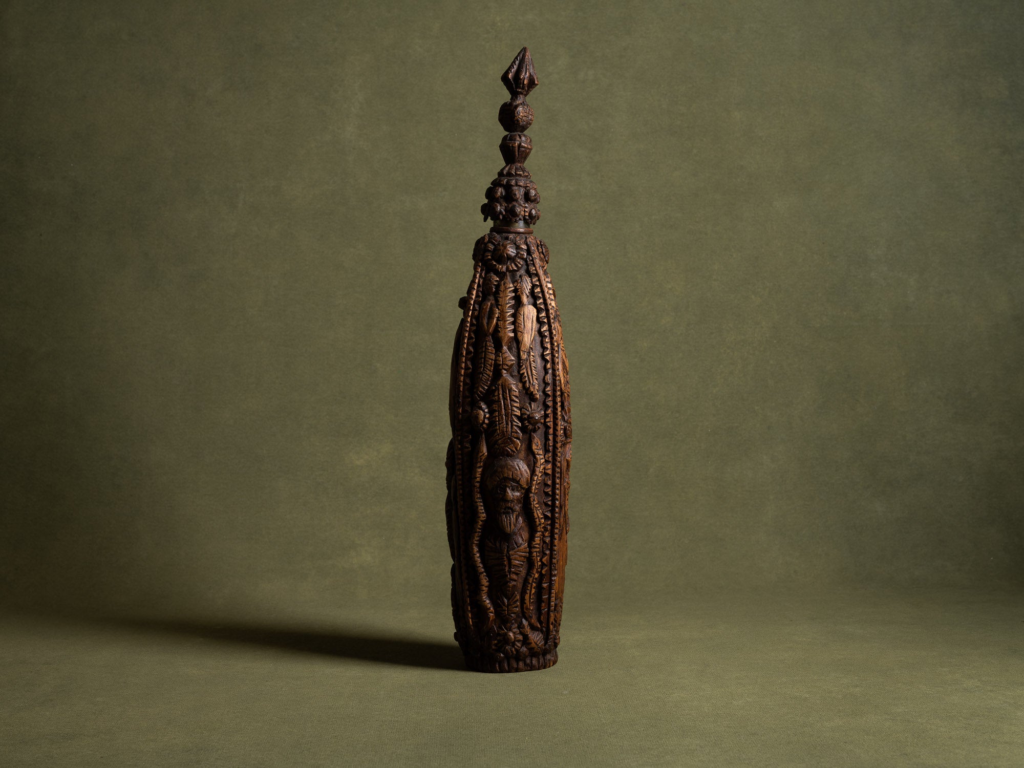 Bouteille de mariage en bois sculpté, art paysan, France (Fin du XIXe / début du XX siècle)..Unique Old wooden carved wedding bottle, Peasant art, France (Late 19th / early 20th century)