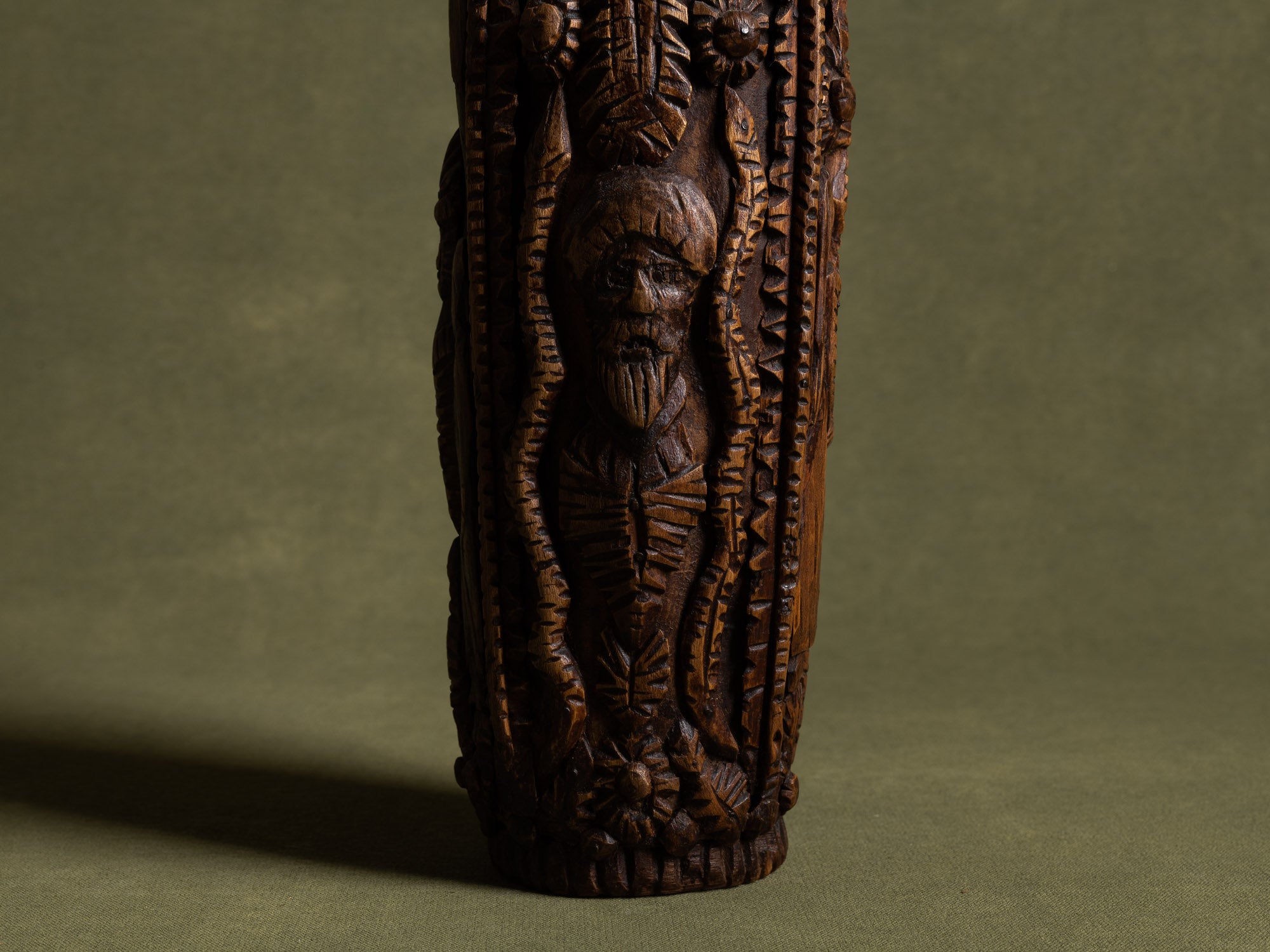 Bouteille de mariage en bois sculpté, art paysan, France (Fin du XIXe / début du XX siècle)..Unique Old wooden carved wedding bottle, Peasant art, France (Late 19th / early 20th century)