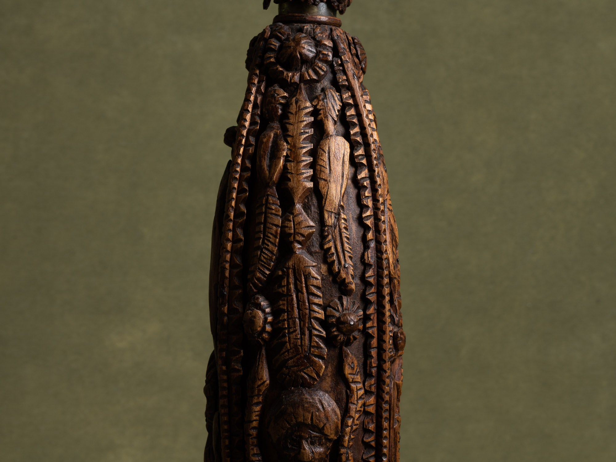 Bouteille de mariage en bois sculpté, art paysan, France (Fin du XIXe / début du XX siècle)..Unique Old wooden carved wedding bottle, Peasant art, France (Late 19th / early 20th century)