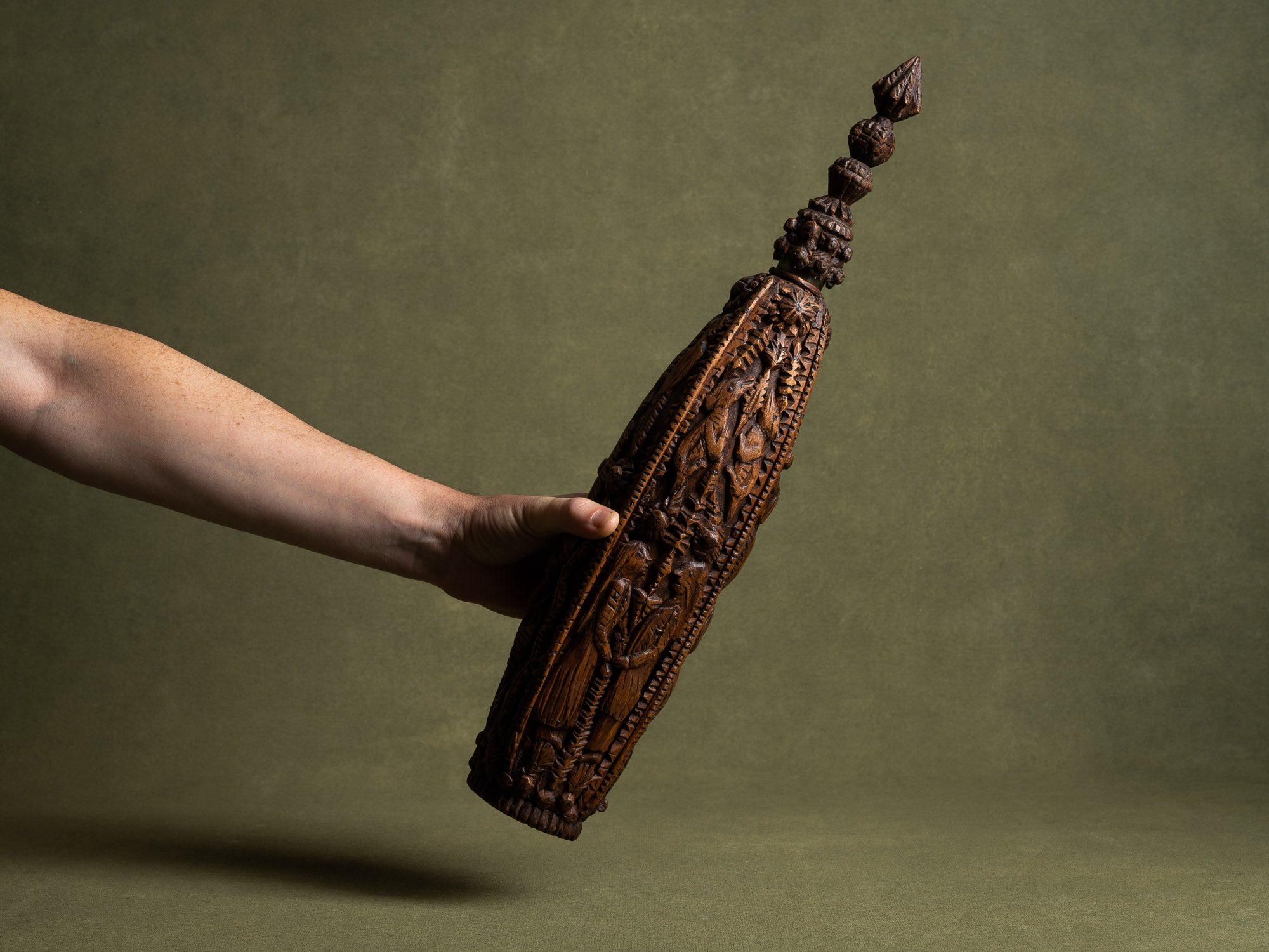 Bouteille de mariage en bois sculpté, art paysan, France (Fin du XIXe / début du XX siècle)..Unique Old wooden carved wedding bottle, Peasant art, France (Late 19th / early 20th century)