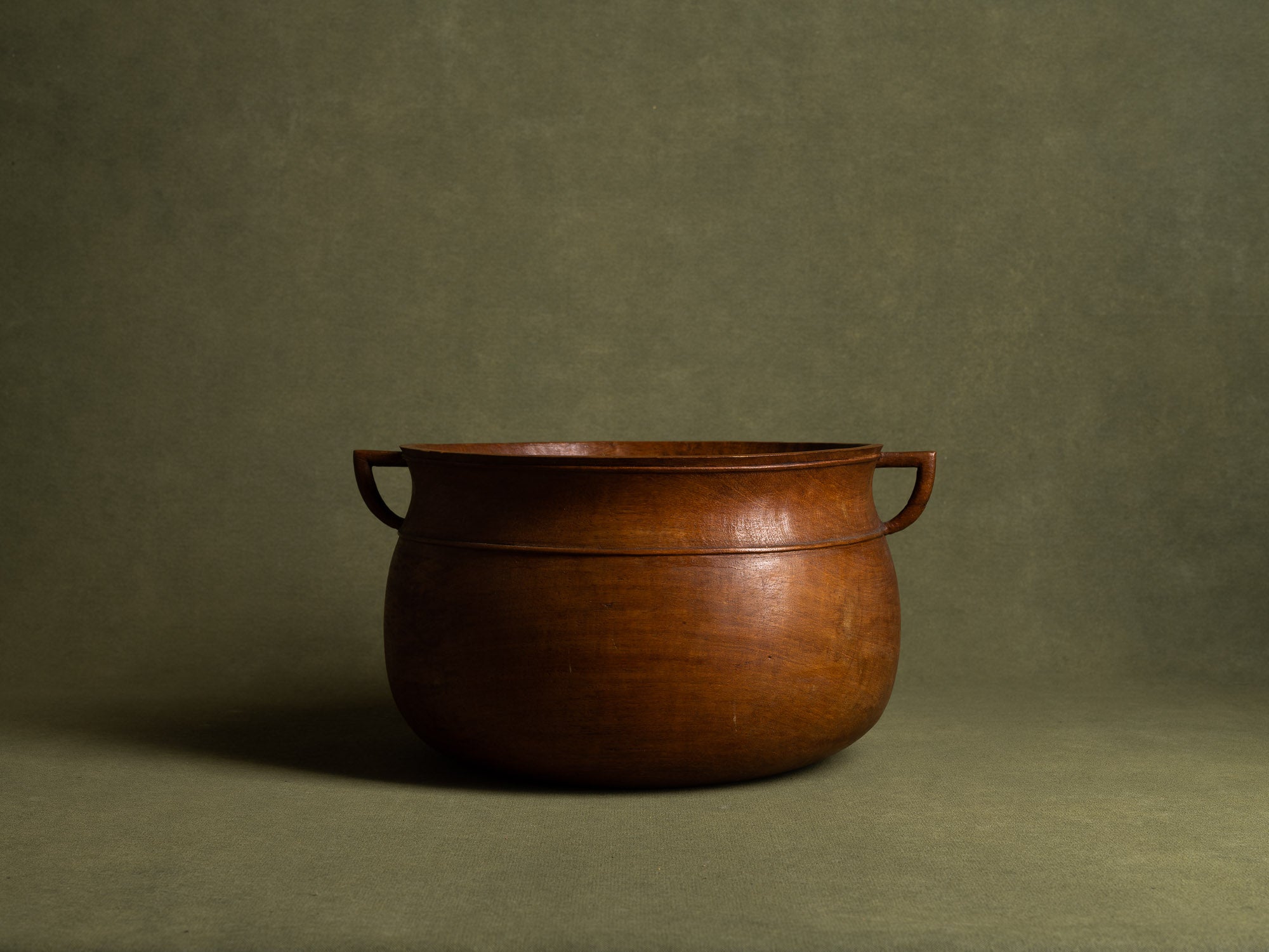 Exceptionnelle coupe monoxyle sculptée néoclassique, Scandinavie (vers 1925)..Unique nordic grace elm wood carved bowl, Scandinavia (circa 1925)