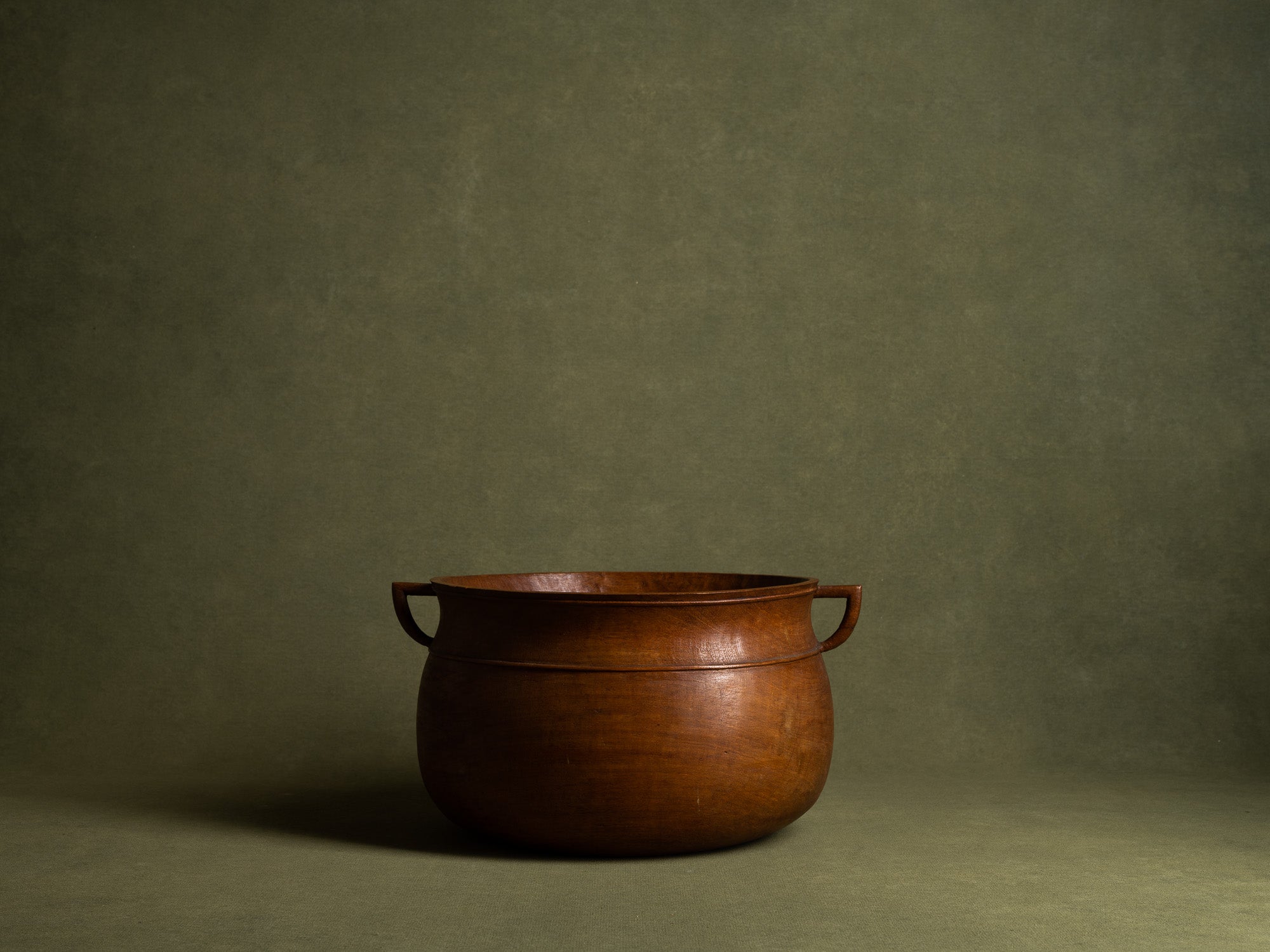 Exceptionnelle coupe monoxyle sculptée néoclassique, Scandinavie (vers 1925)..Unique nordic grace elm wood carved bowl, Scandinavia (circa 1925)