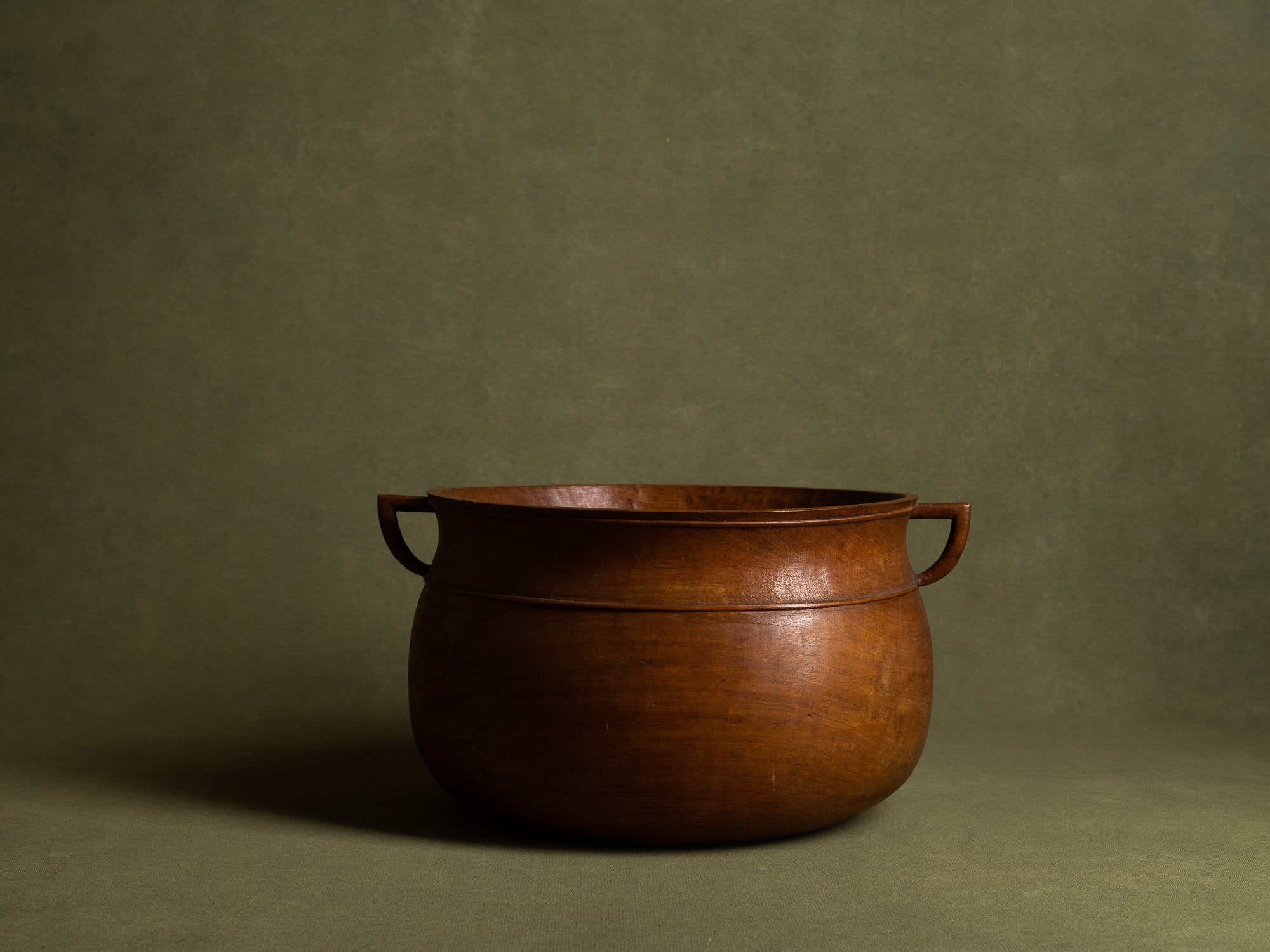 Exceptionnelle coupe monoxyle sculptée néoclassique, Scandinavie (vers 1925)..Unique nordic grace elm wood carved bowl, Scandinavia (circa 1925)