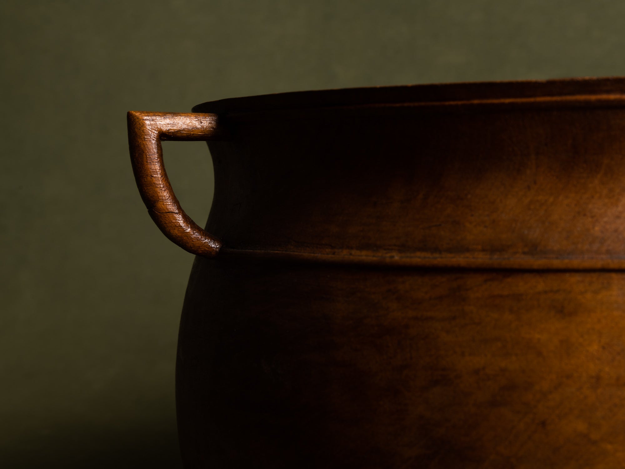 Exceptionnelle coupe monoxyle sculptée néoclassique, Scandinavie (vers 1925)..Unique nordic grace elm wood carved bowl, Scandinavia (circa 1925)