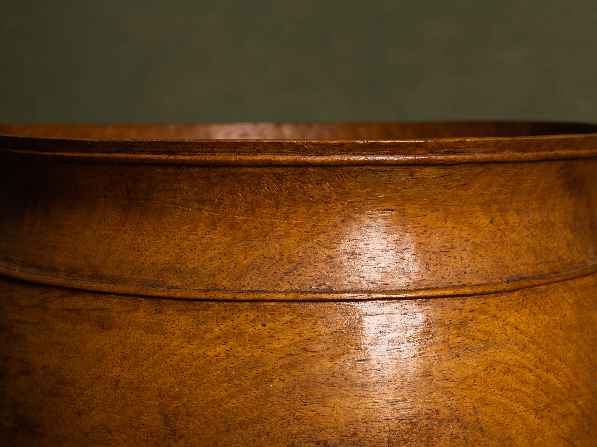 Exceptionnelle coupe monoxyle sculptée néoclassique, Scandinavie (vers 1925)..Unique nordic grace elm wood carved bowl, Scandinavia (circa 1925)