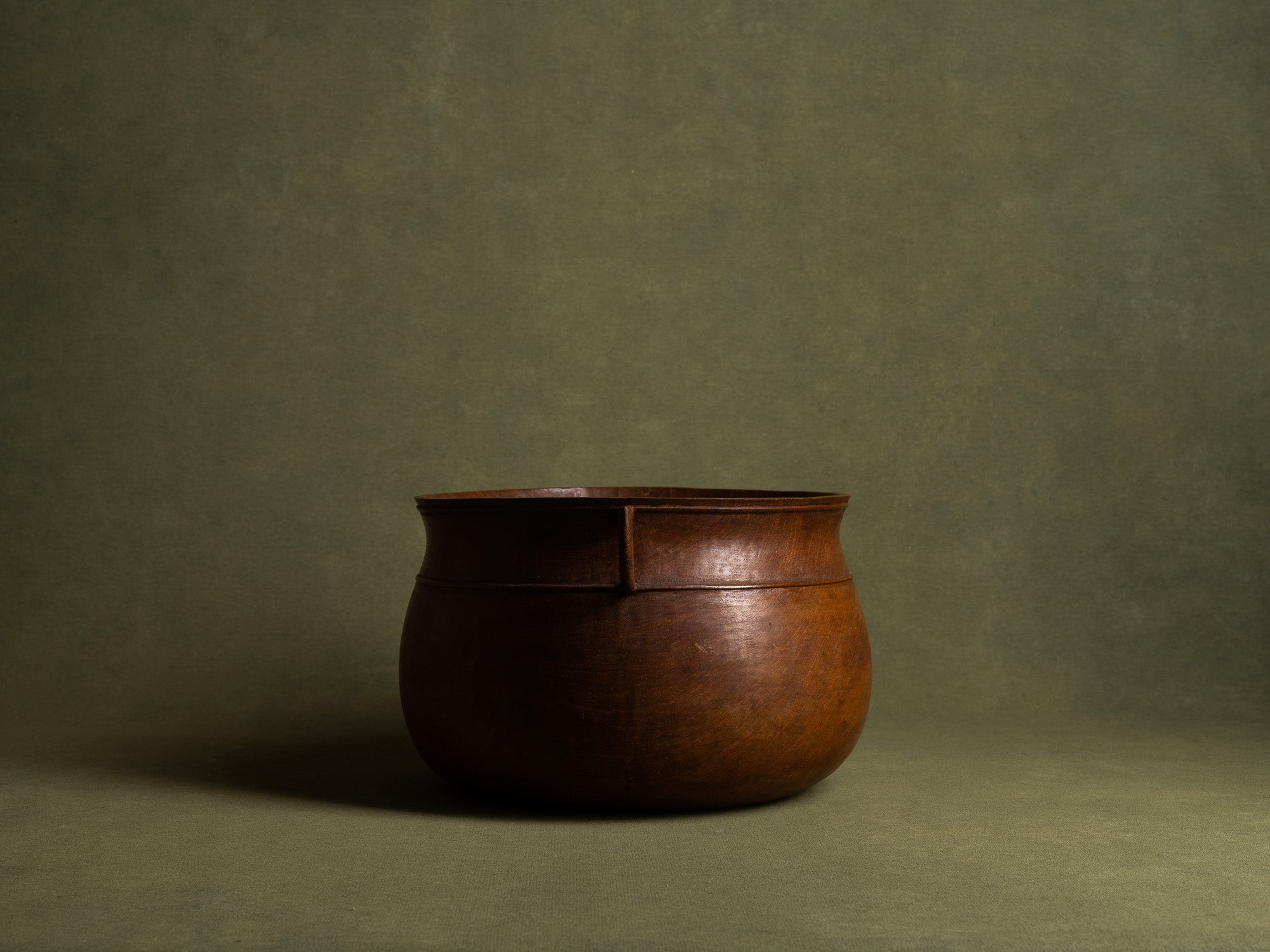 Exceptionnelle coupe monoxyle sculptée néoclassique, Scandinavie (vers 1925)..Unique nordic grace elm wood carved bowl, Scandinavia (circa 1925)