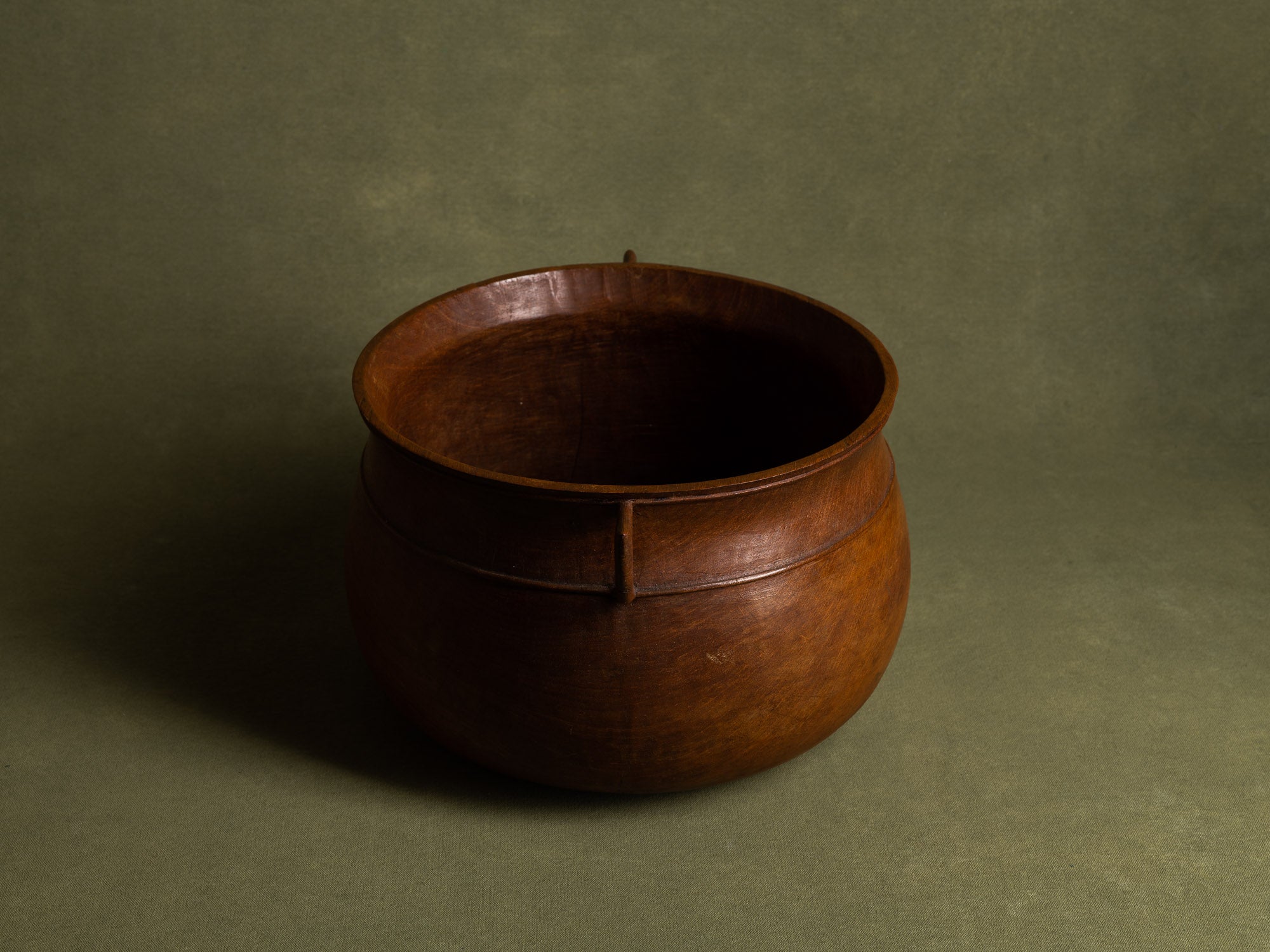 Exceptionnelle coupe monoxyle sculptée néoclassique, Scandinavie (vers 1925)..Unique nordic grace elm wood carved bowl, Scandinavia (circa 1925)
