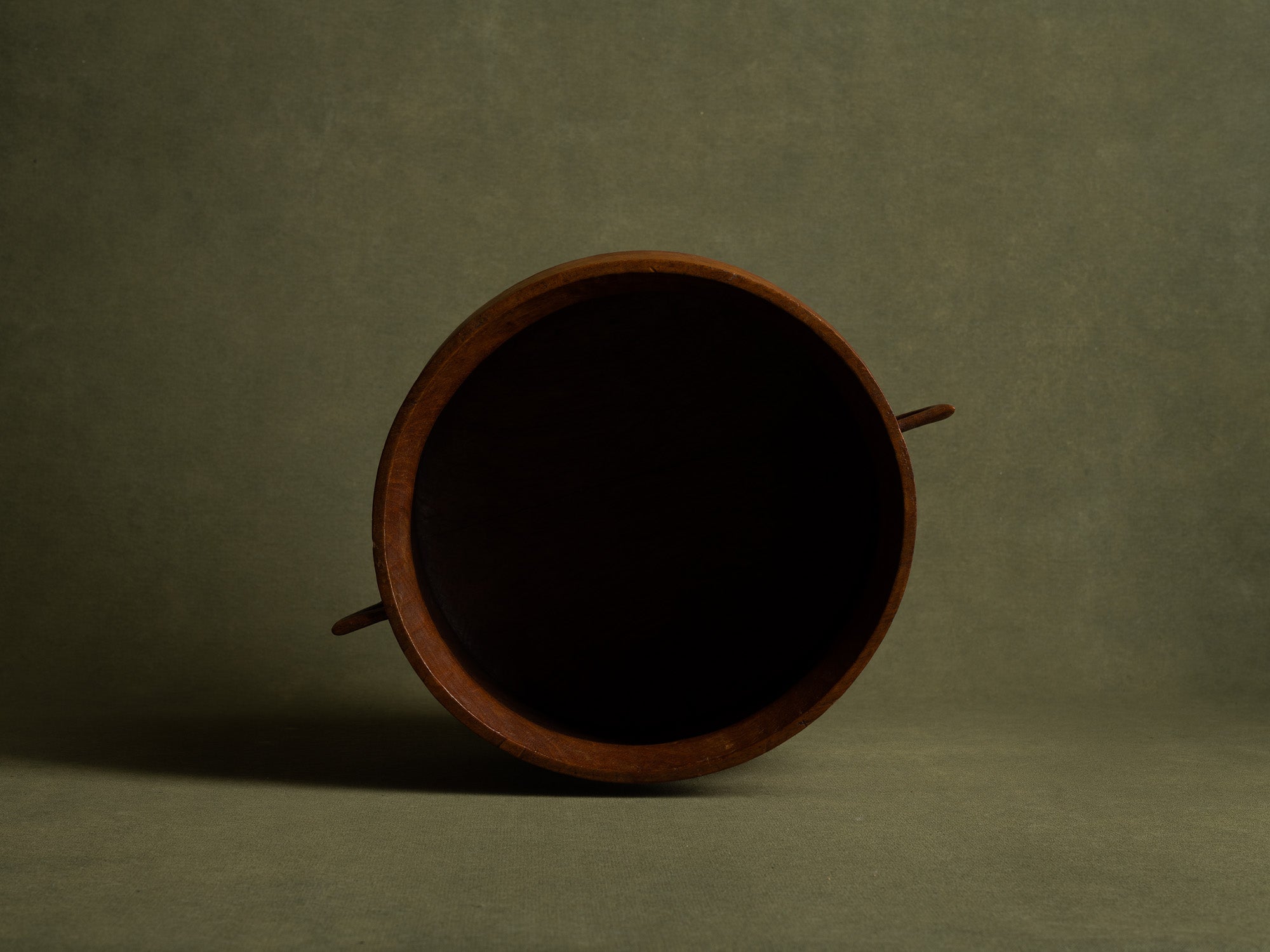 Exceptionnelle coupe monoxyle sculptée néoclassique, Scandinavie (vers 1925)..Unique nordic grace elm wood carved bowl, Scandinavia (circa 1925)