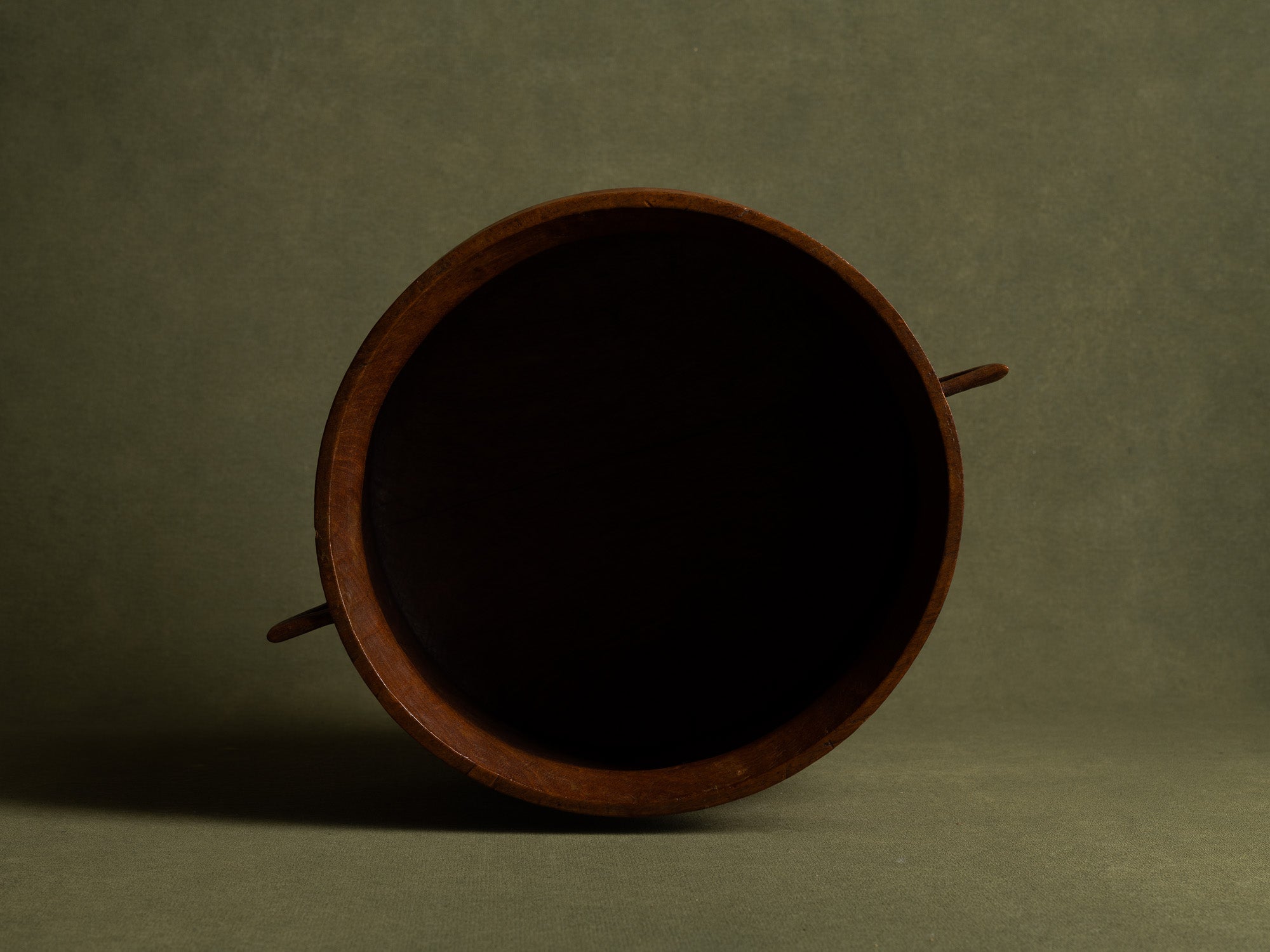 Exceptionnelle coupe monoxyle sculptée néoclassique, Scandinavie (vers 1925)..Unique nordic grace elm wood carved bowl, Scandinavia (circa 1925)