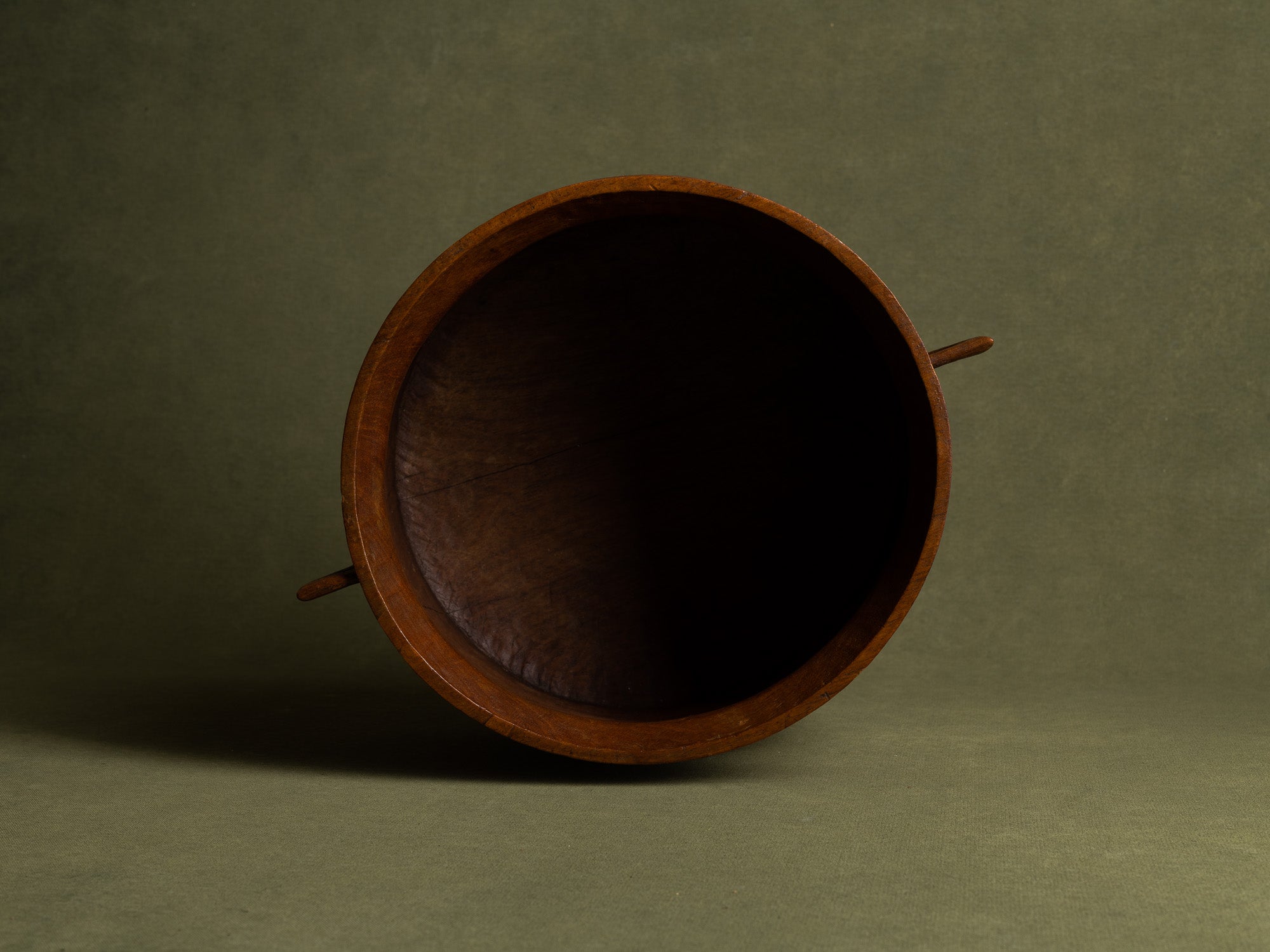 Exceptionnelle coupe monoxyle sculptée néoclassique, Scandinavie (vers 1925)..Unique nordic grace elm wood carved bowl, Scandinavia (circa 1925)