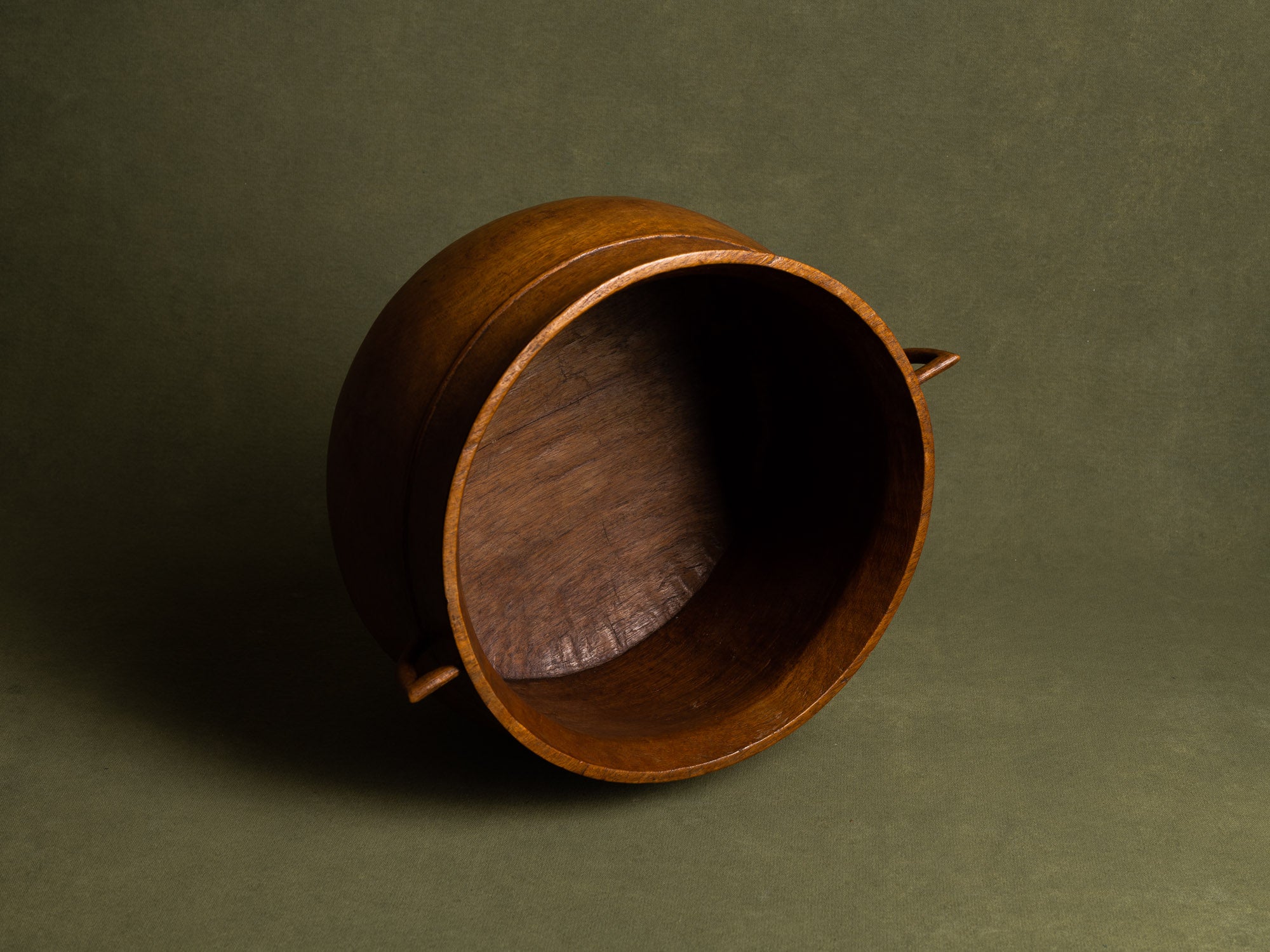 Exceptionnelle coupe monoxyle sculptée néoclassique, Scandinavie (vers 1925)..Unique nordic grace elm wood carved bowl, Scandinavia (circa 1925)