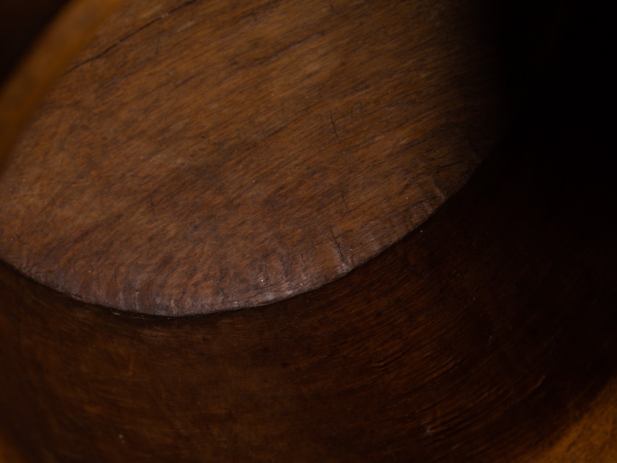Exceptionnelle coupe monoxyle sculptée néoclassique, Scandinavie (vers 1925)..Unique nordic grace elm wood carved bowl, Scandinavia (circa 1925)