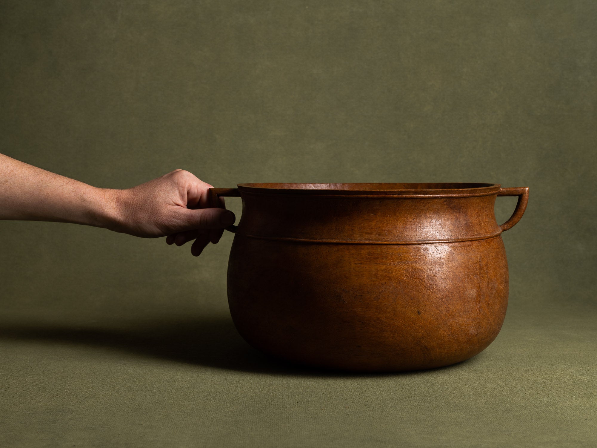 Exceptionnelle coupe monoxyle sculptée néoclassique, Scandinavie (vers 1925)..Unique nordic grace elm wood carved bowl, Scandinavia (circa 1925)