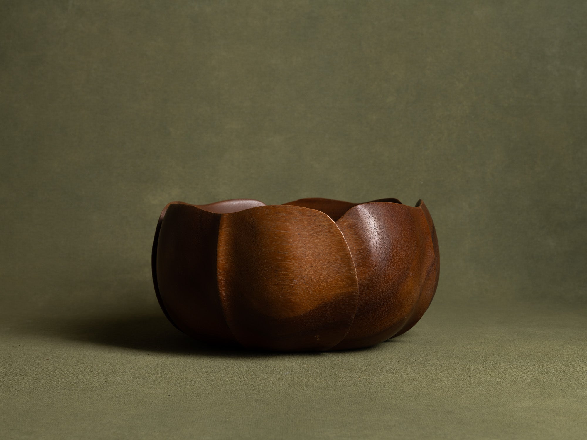 Rare coupe monoxyle sculptée en forme de lotus, Hawaii (vers 1950)..Rare monoxyle lotus shaped monkey pod wooden bowl carved, Hawaii (circa 1950)