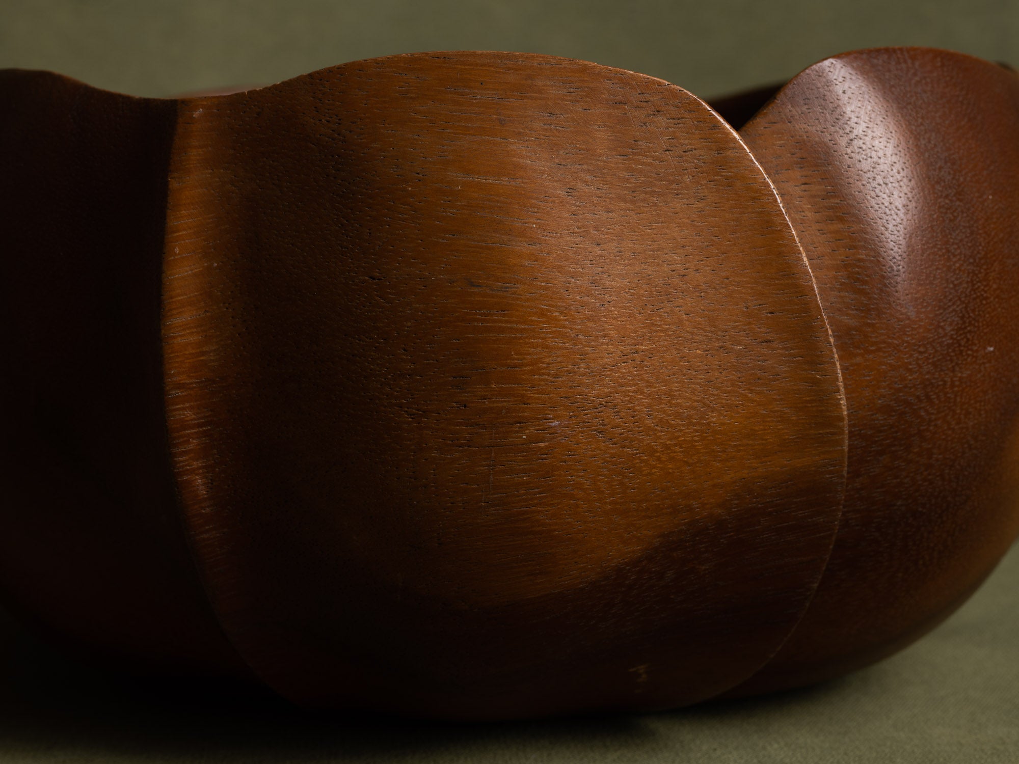 Rare coupe monoxyle sculptée en forme de lotus, Hawaii (vers 1950)..Rare monoxyle lotus shaped monkey pod wooden bowl carved, Hawaii (circa 1950)