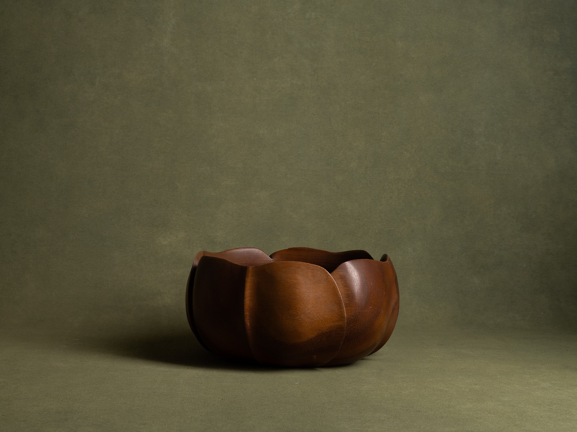 Rare coupe monoxyle sculptée en forme de lotus, Hawaii (vers 1950)..Rare monoxyle lotus shaped monkey pod wooden bowl carved, Hawaii (circa 1950)