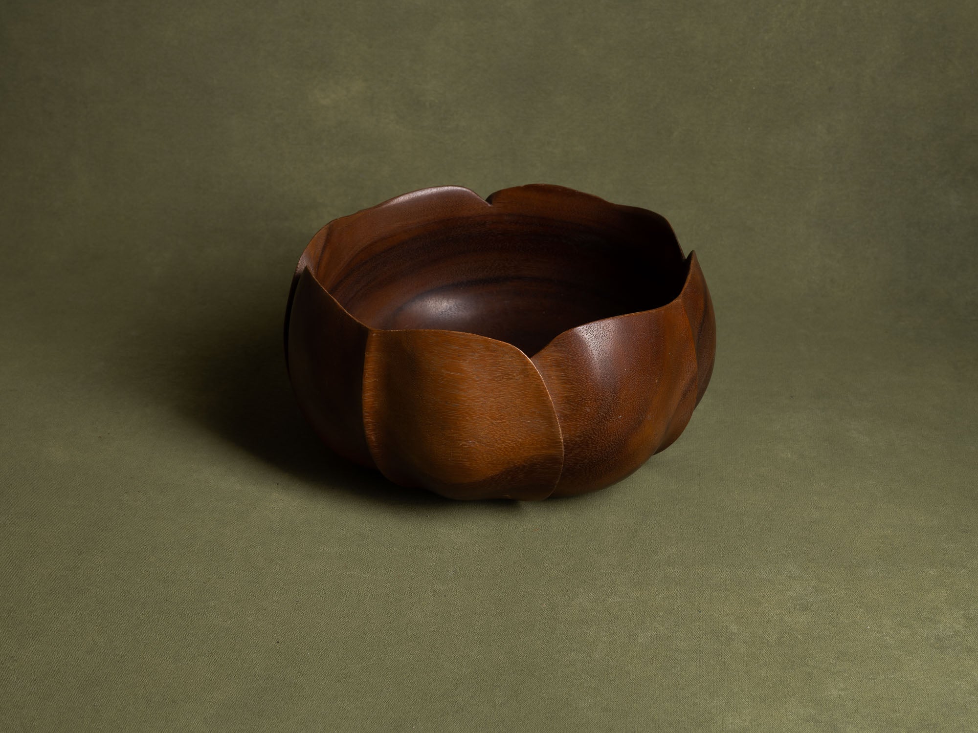 Rare coupe monoxyle sculptée en forme de lotus, Hawaii (vers 1950)..Rare monoxyle lotus shaped monkey pod wooden bowl carved, Hawaii (circa 1950)