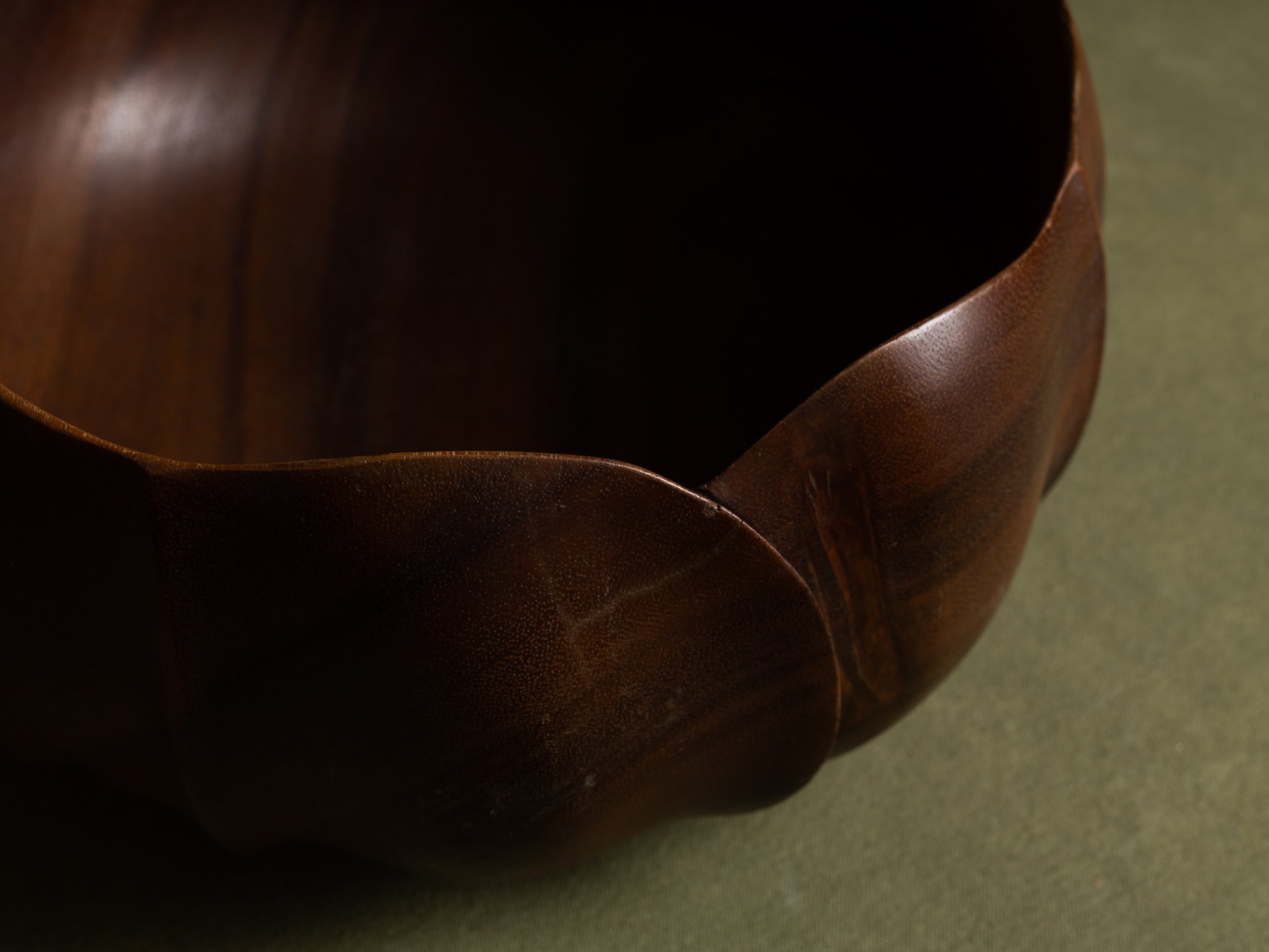 Rare coupe monoxyle sculptée en forme de lotus, Hawaii (vers 1950)..Rare monoxyle lotus shaped monkey pod wooden bowl carved, Hawaii (circa 1950)