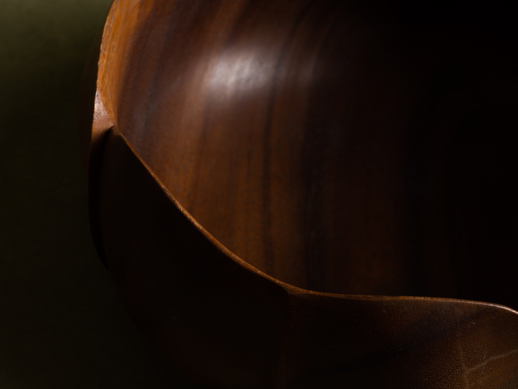 Rare coupe monoxyle sculptée en forme de lotus, Hawaii (vers 1950)..Rare monoxyle lotus shaped monkey pod wooden bowl carved, Hawaii (circa 1950)