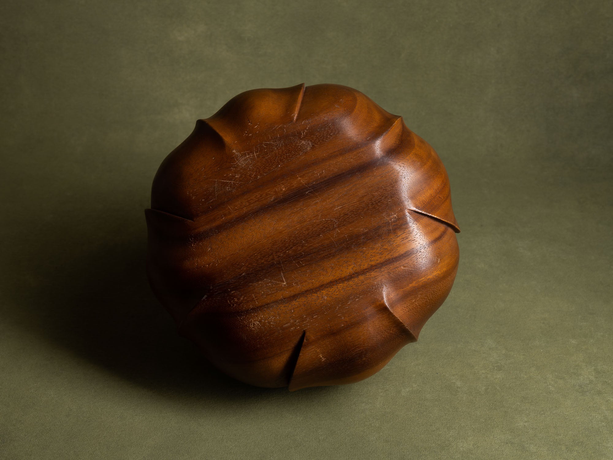 Rare coupe monoxyle sculptée en forme de lotus, Hawaii (vers 1950)..Rare monoxyle lotus shaped monkey pod wooden bowl carved, Hawaii (circa 1950)