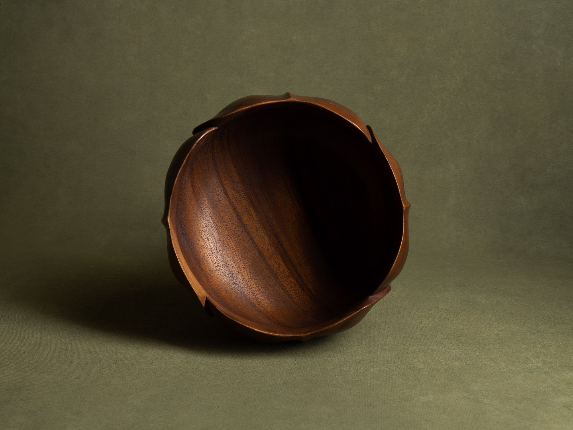 Rare coupe monoxyle sculptée en forme de lotus, Hawaii (vers 1950)..Rare monoxyle lotus shaped monkey pod wooden bowl carved, Hawaii (circa 1950)