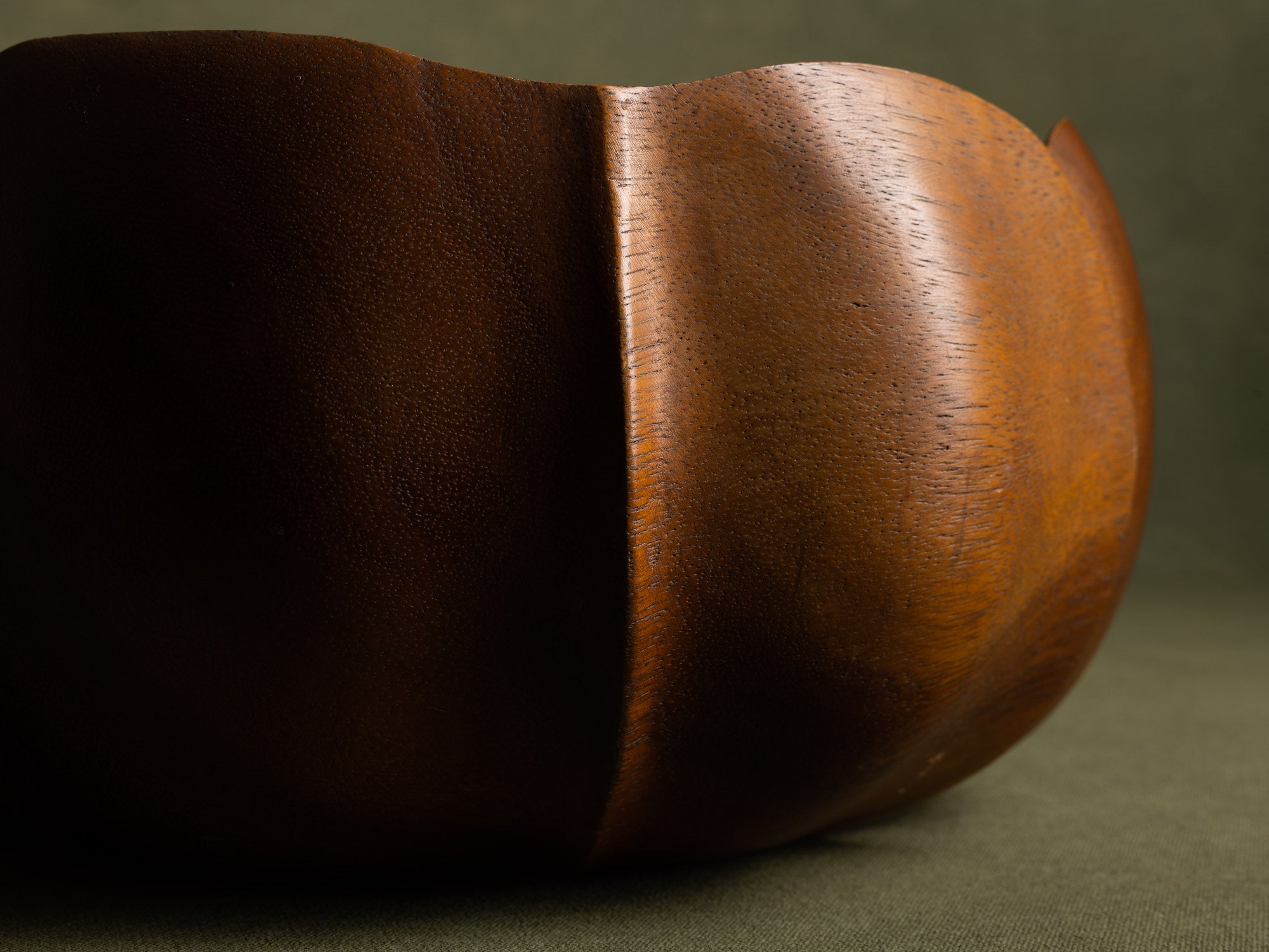 Rare coupe monoxyle sculptée en forme de lotus, Hawaii (vers 1950)..Rare monoxyle lotus shaped monkey pod wooden bowl carved, Hawaii (circa 1950)