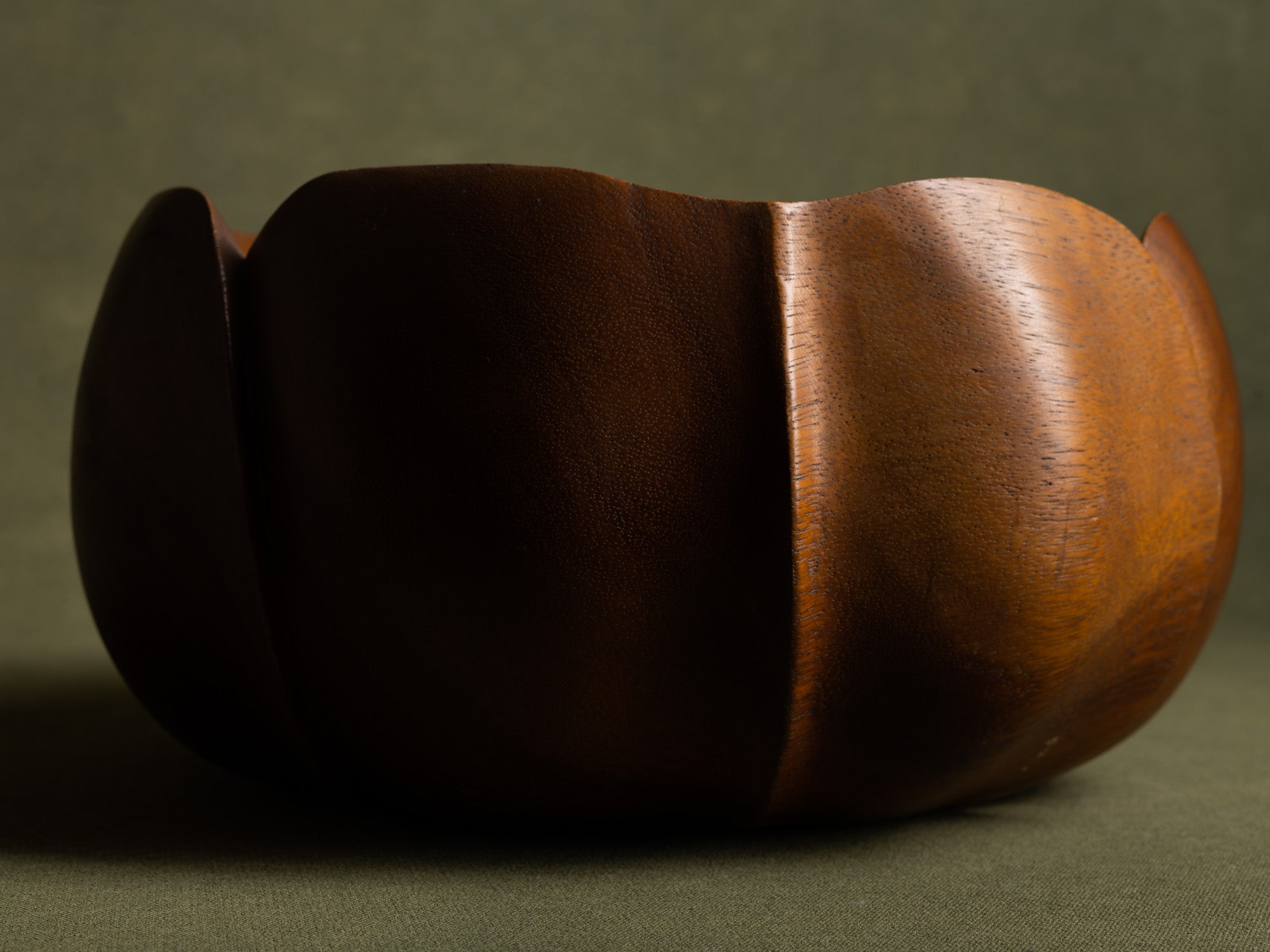 Rare coupe monoxyle sculptée en forme de lotus, Hawaii (vers 1950)..Rare monoxyle lotus shaped monkey pod wooden bowl carved, Hawaii (circa 1950)