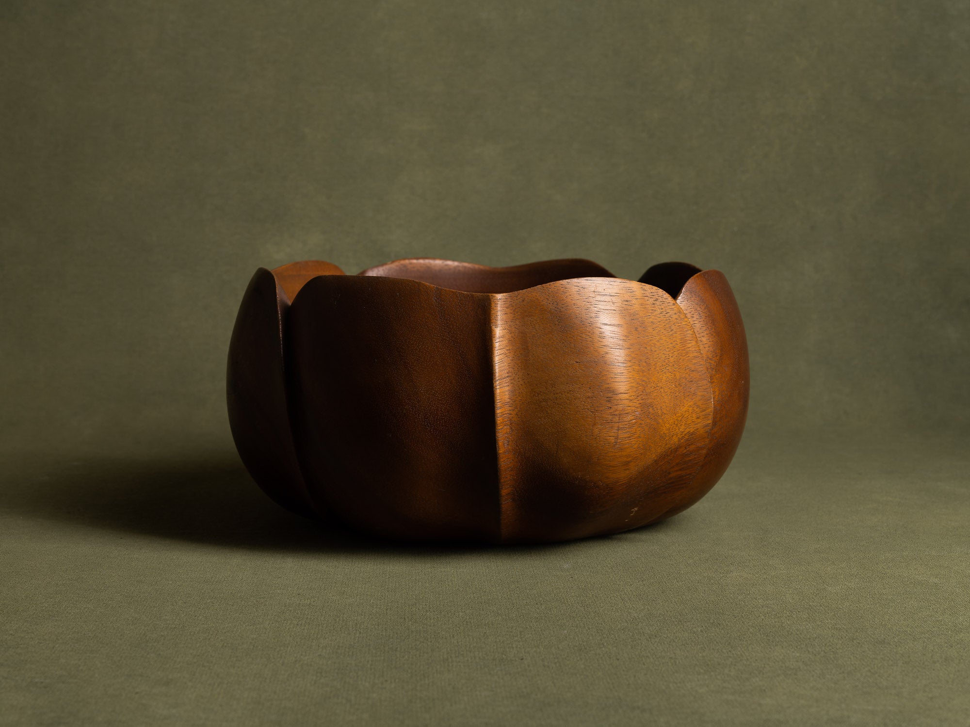 Rare coupe monoxyle sculptée en forme de lotus, Hawaii (vers 1950)..Rare monoxyle lotus shaped monkey pod wooden bowl carved, Hawaii (circa 1950)