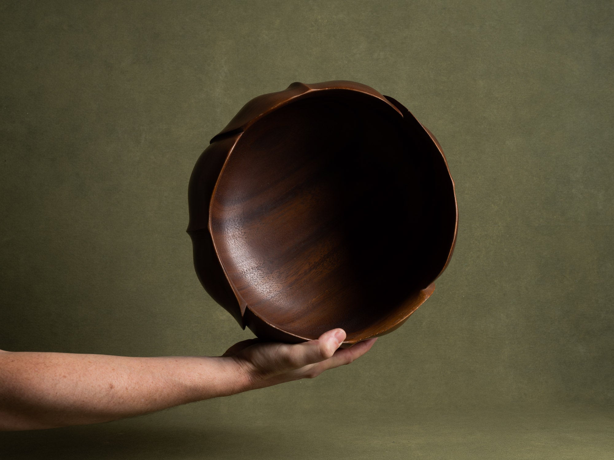 Rare coupe monoxyle sculptée en forme de lotus, Hawaii (vers 1950)..Rare monoxyle lotus shaped monkey pod wooden bowl carved, Hawaii (circa 1950)