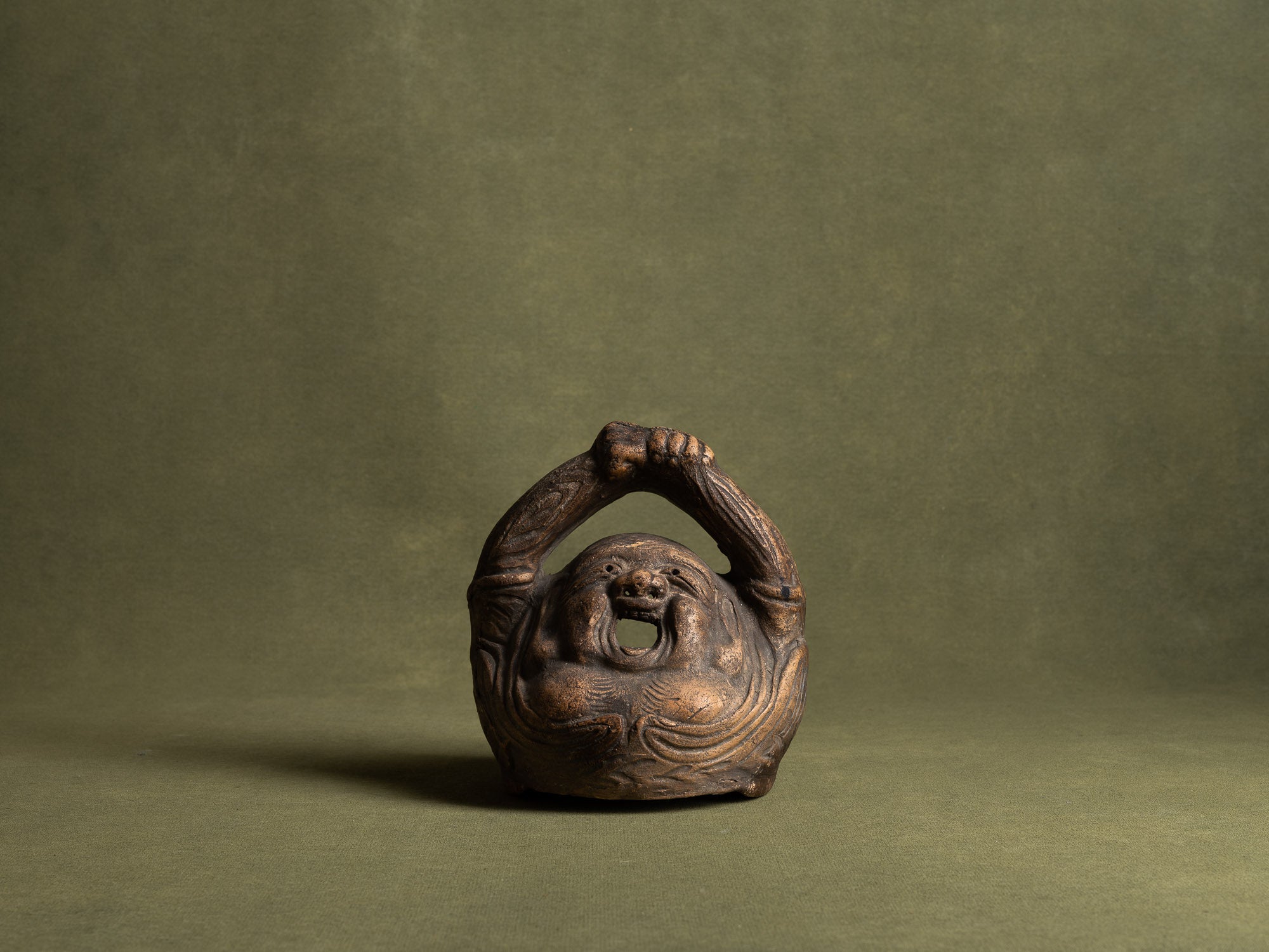 Sculptural brûle‑parfum kôro anthropomorphe en terre cuite, imagerie populaire, Japon (Première partie du XXe siècle)..Sculptural anthropomorphic kôro Incense burner in terracotta perfume, folk imagery, Japan (early 20th century)