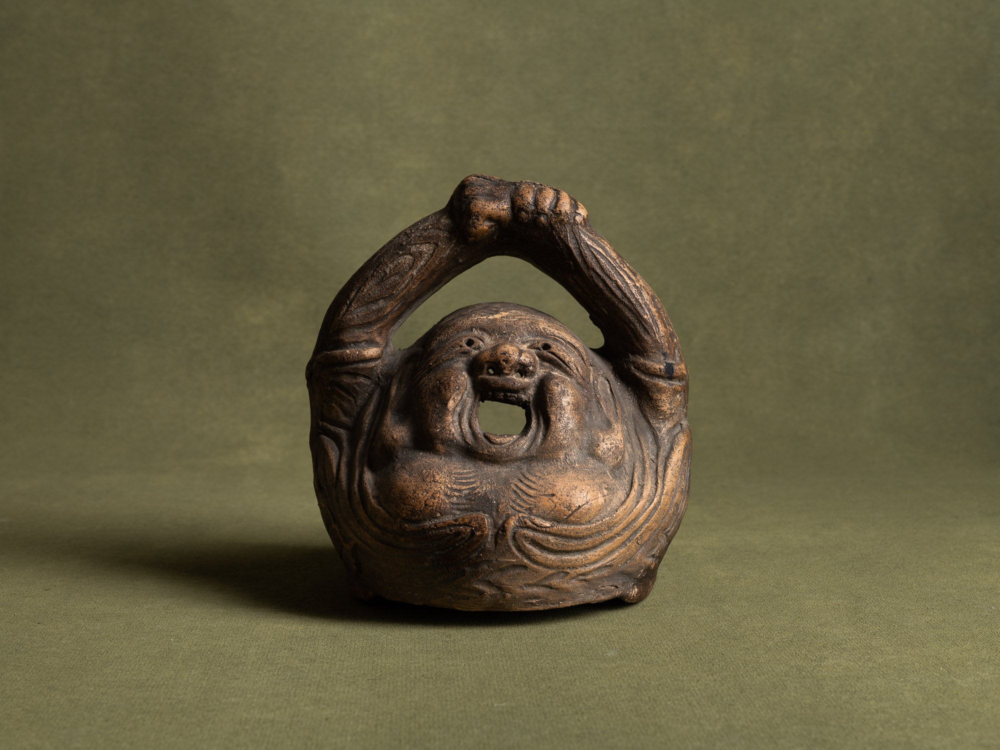 Sculptural brûle‑parfum kôro anthropomorphe en terre cuite, imagerie populaire, Japon (Première partie du XXe siècle)..Sculptural anthropomorphic kôro Incense burner in terracotta perfume, folk imagery, Japan (early 20th century)