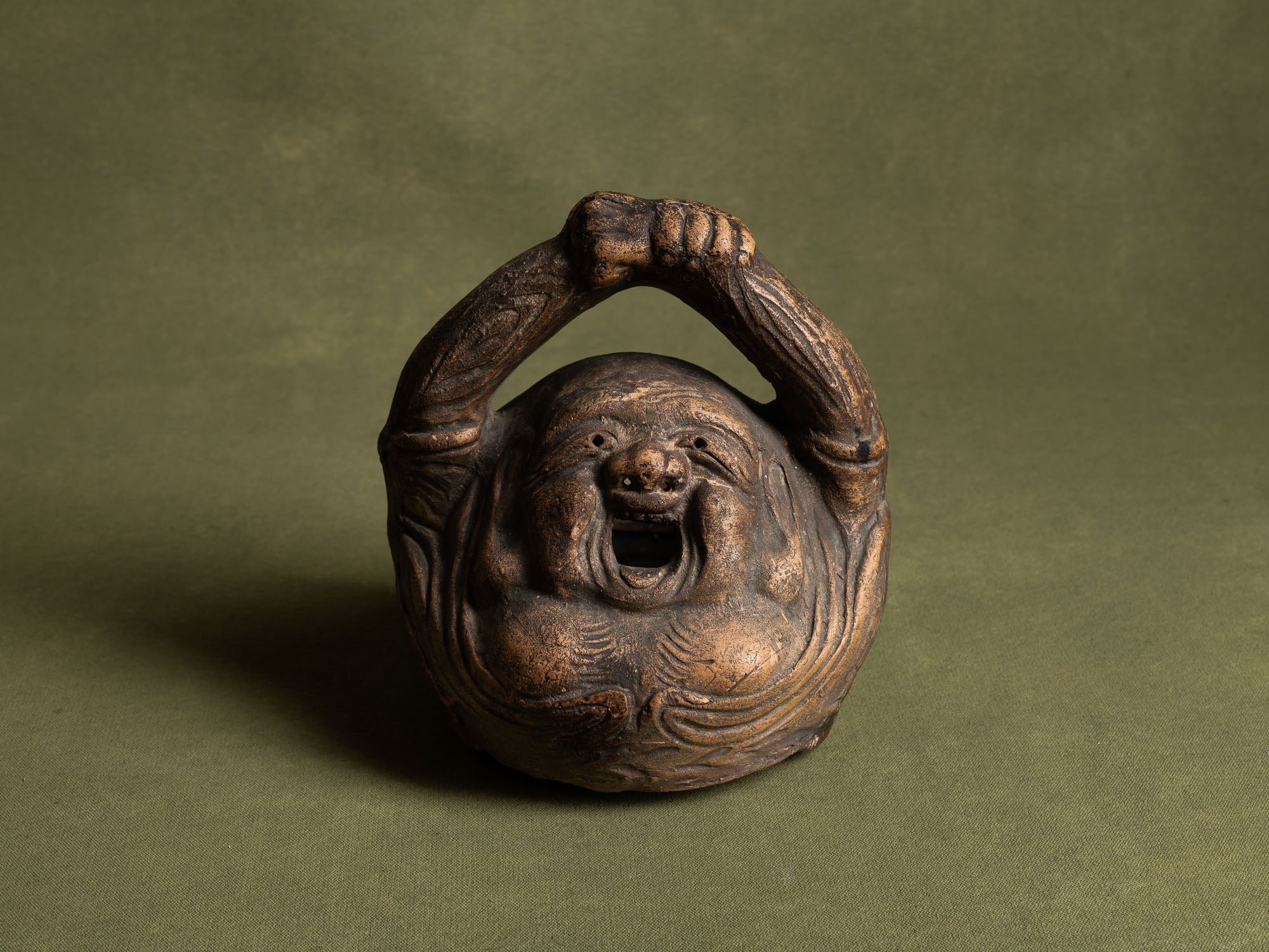 Sculptural brûle‑parfum kôro anthropomorphe en terre cuite, imagerie populaire, Japon (Première partie du XXe siècle)..Sculptural anthropomorphic kôro Incense burner in terracotta perfume, folk imagery, Japan (early 20th century)