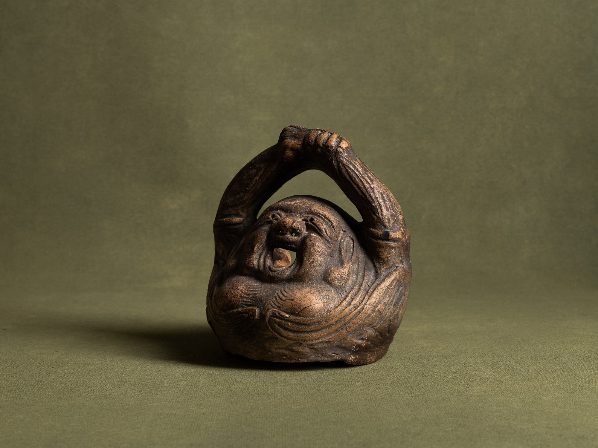 Sculptural brûle‑parfum kôro anthropomorphe en terre cuite, imagerie populaire, Japon (Première partie du XXe siècle)..Sculptural anthropomorphic kôro Incense burner in terracotta perfume, folk imagery, Japan (early 20th century)