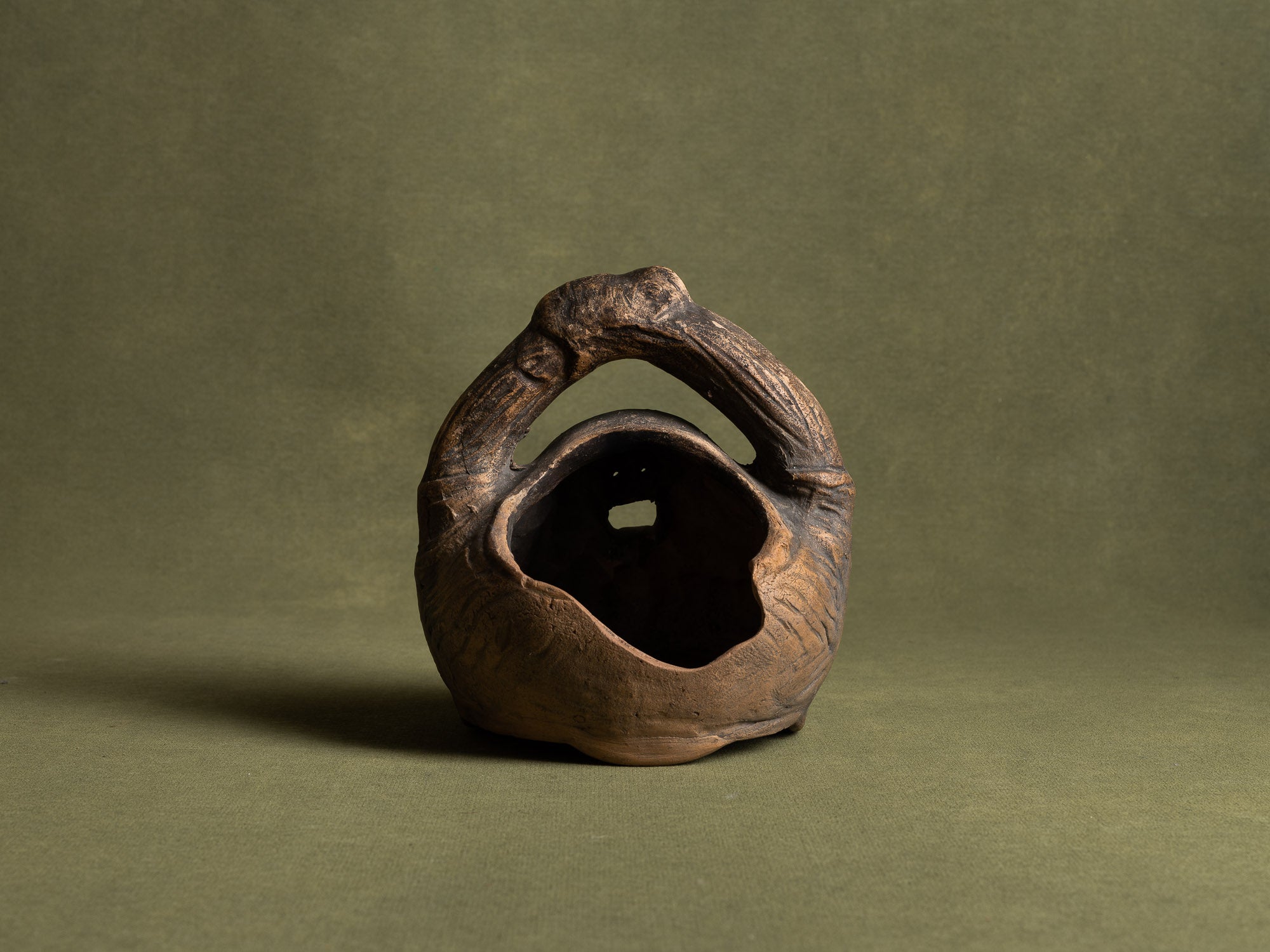 Sculptural brûle‑parfum kôro anthropomorphe en terre cuite, imagerie populaire, Japon (Première partie du XXe siècle)..Sculptural anthropomorphic kôro Incense burner in terracotta perfume, folk imagery, Japan (early 20th century)