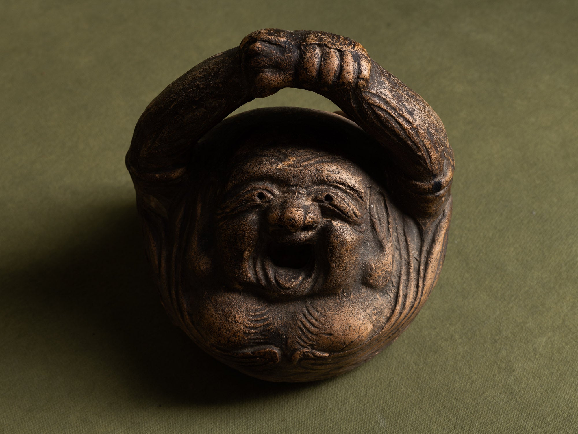 Sculptural brûle‑parfum kôro anthropomorphe en terre cuite, imagerie populaire, Japon (Première partie du XXe siècle)..Sculptural anthropomorphic kôro Incense burner in terracotta perfume, folk imagery, Japan (early 20th century)