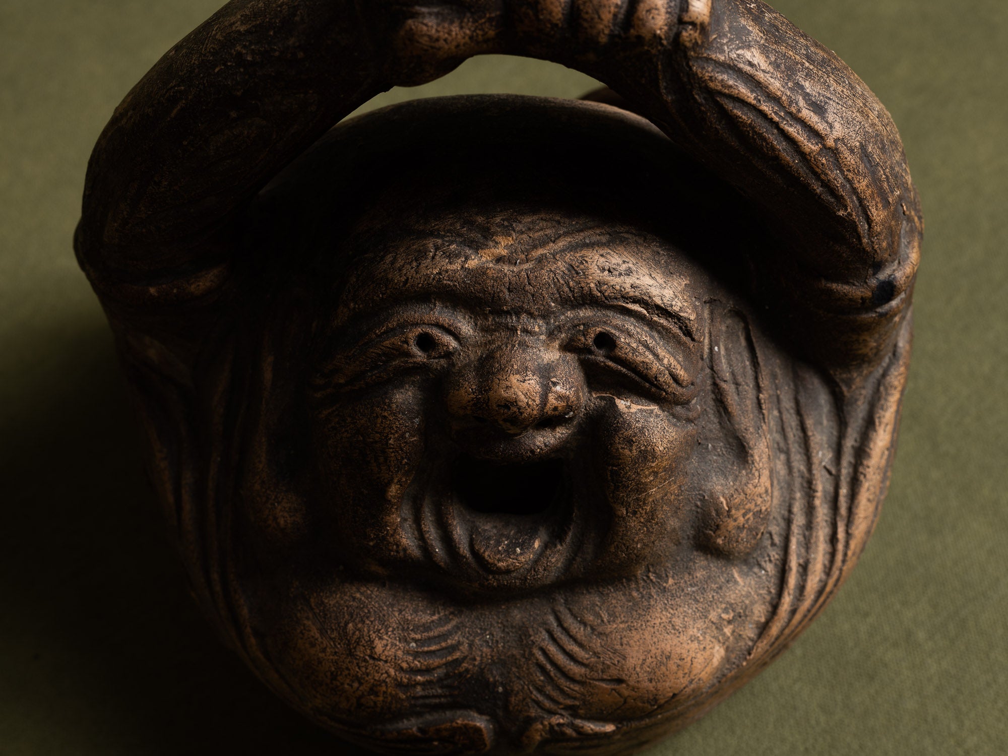 Sculptural brûle‑parfum kôro anthropomorphe en terre cuite, imagerie populaire, Japon (Première partie du XXe siècle)..Sculptural anthropomorphic kôro Incense burner in terracotta perfume, folk imagery, Japan (early 20th century)