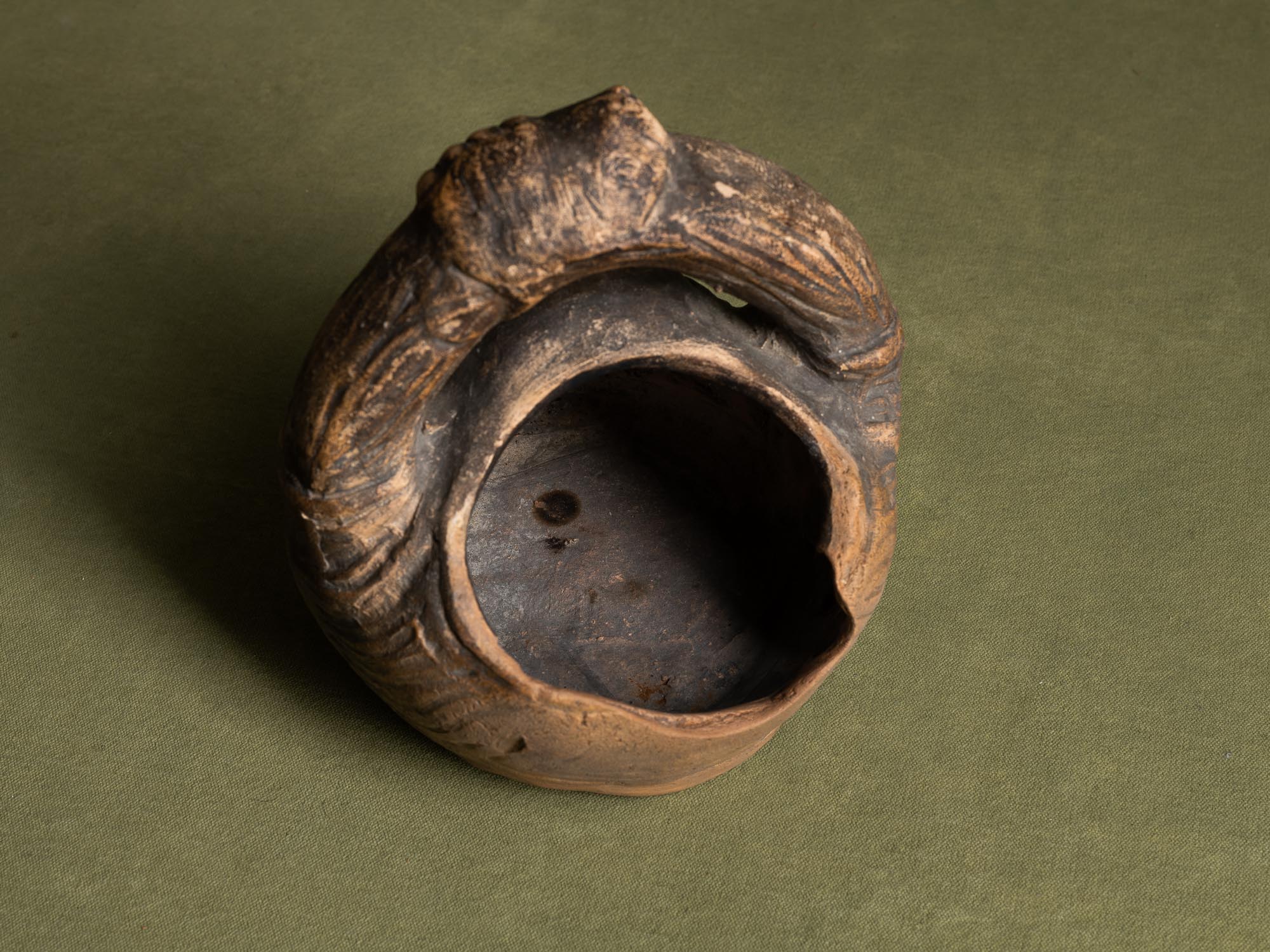 Sculptural brûle‑parfum kôro anthropomorphe en terre cuite, imagerie populaire, Japon (Première partie du XXe siècle)..Sculptural anthropomorphic kôro Incense burner in terracotta perfume, folk imagery, Japan (early 20th century)