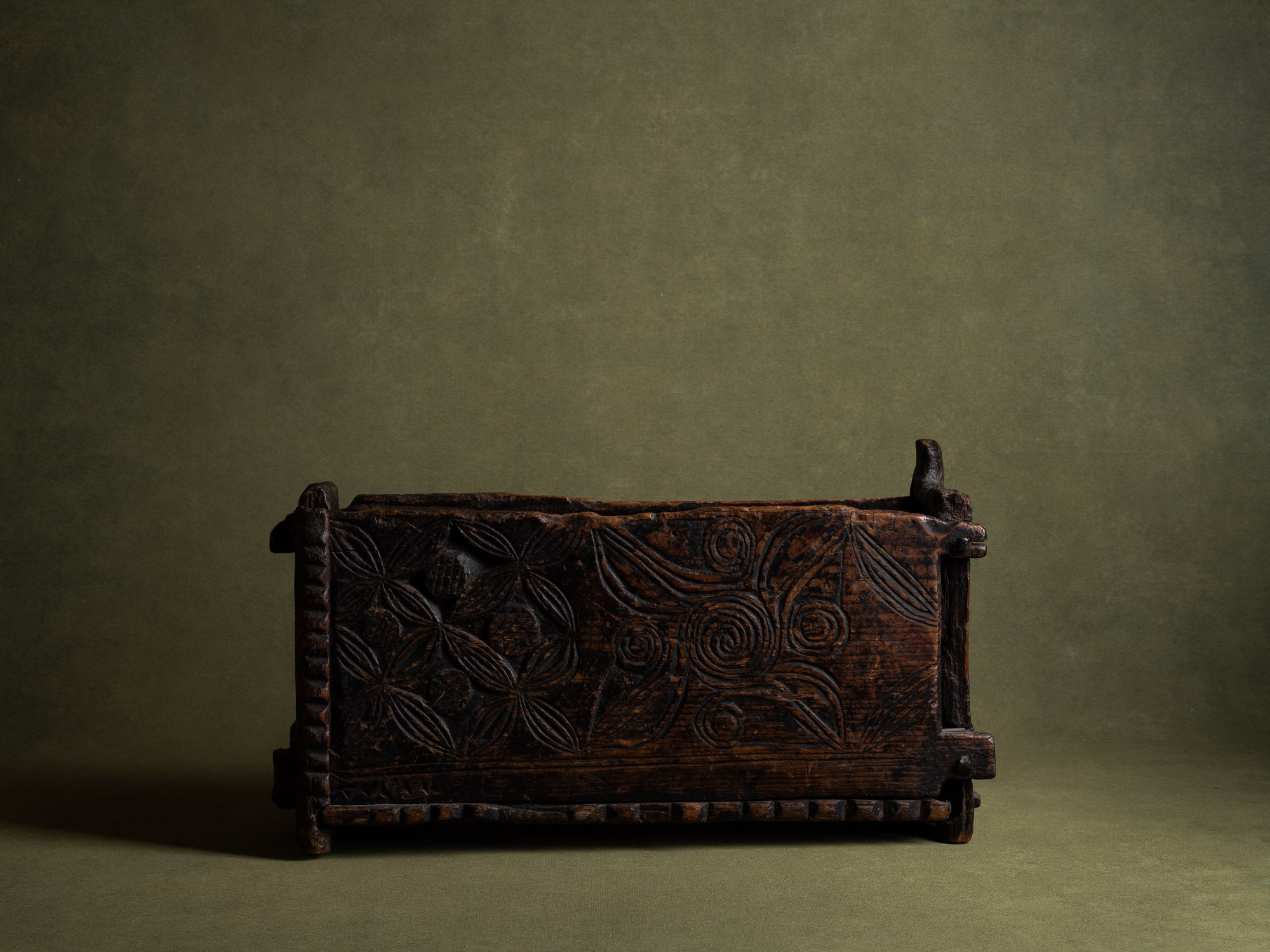 Skrin, rare coffret / boîte ancienne en pin gravé, Suède (XVIIe siècle)..Skrin, Old engraved pinewood box / box, Sweden (17th century)