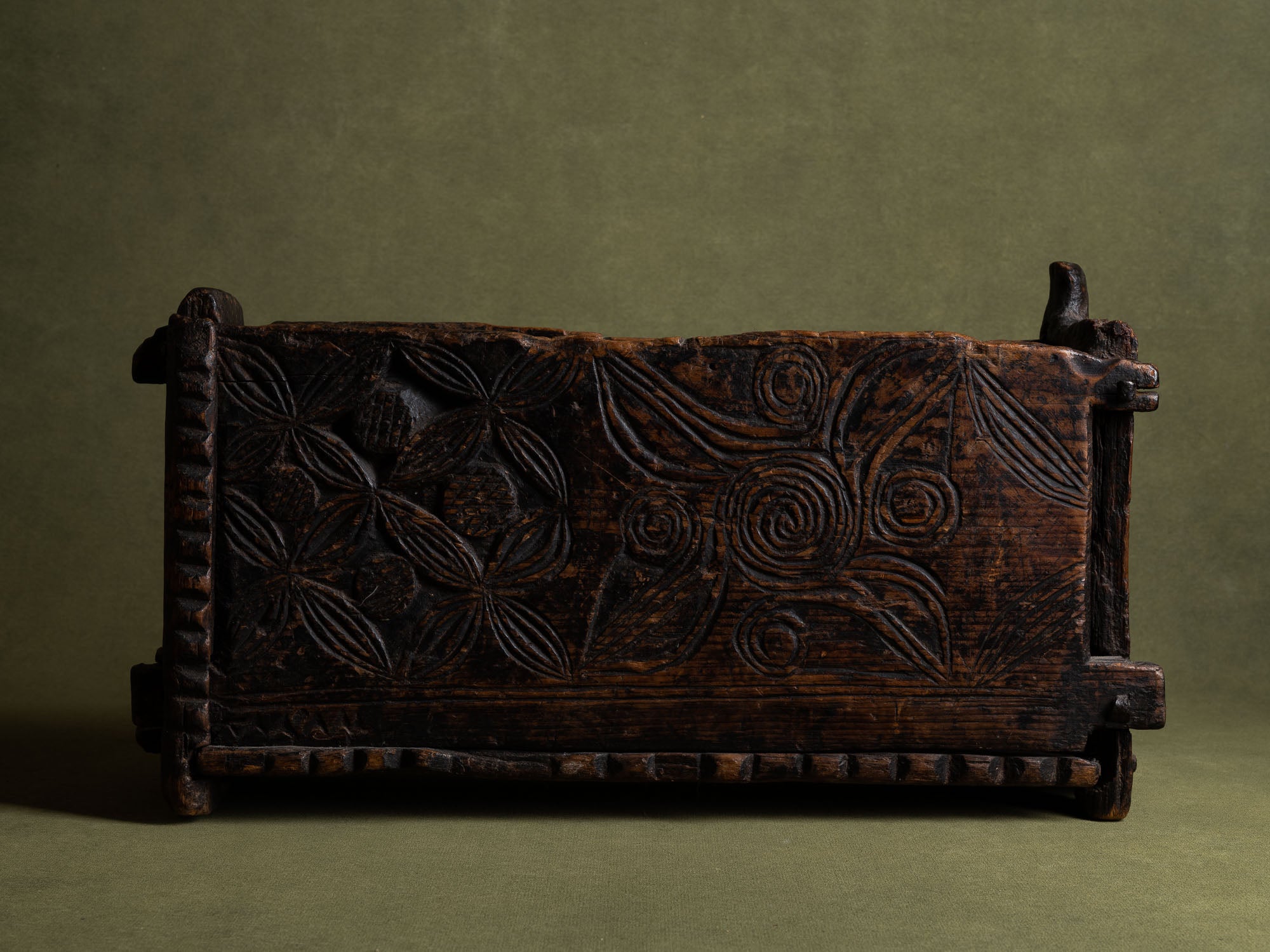 Skrin, rare coffret / boîte ancienne en pin gravé, Suède (XVIIe siècle)..Skrin, Old engraved pinewood box / box, Sweden (17th century)