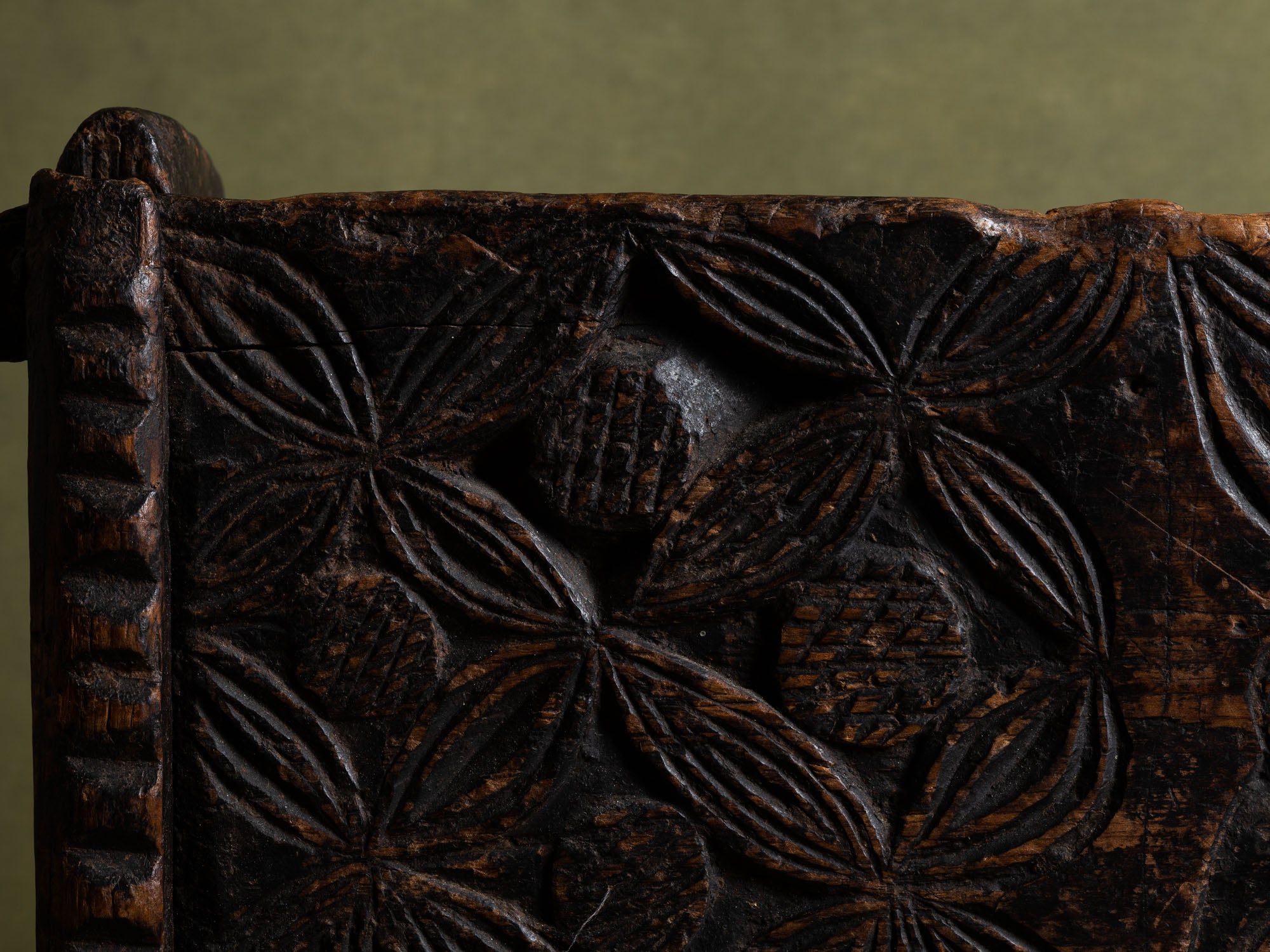 Skrin, rare coffret / boîte ancienne en pin gravé, Suède (XVIIe siècle)..Skrin, Old engraved pinewood box / box, Sweden (17th century)