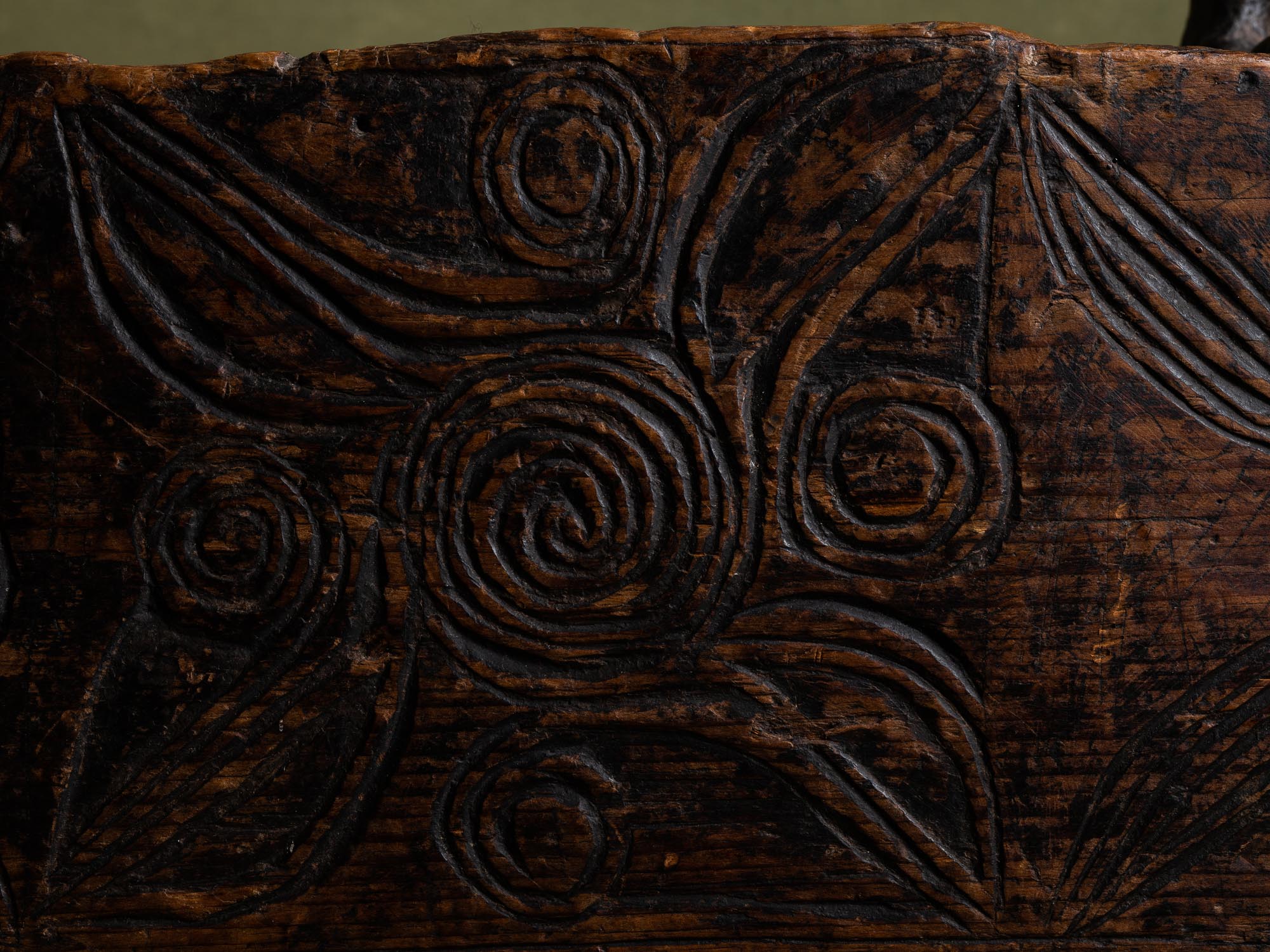Skrin, rare coffret / boîte ancienne en pin gravé, Suède (XVIIe siècle)..Skrin, Old engraved pinewood box / box, Sweden (17th century)