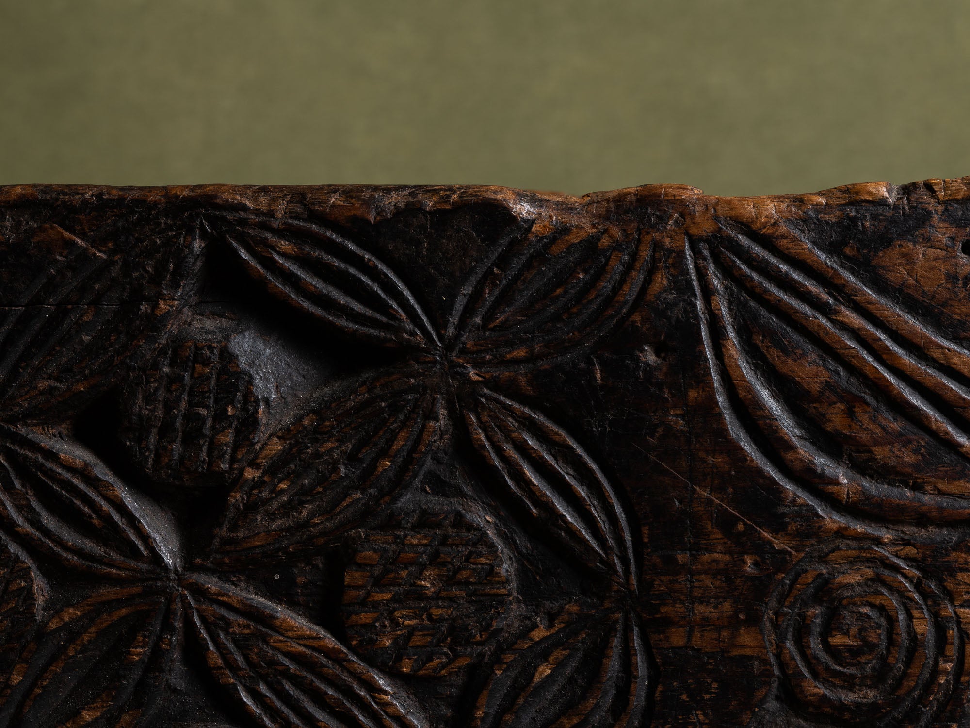 Skrin, rare coffret / boîte ancienne en pin gravé, Suède (XVIIe siècle)..Skrin, Old engraved pinewood box / box, Sweden (17th century)