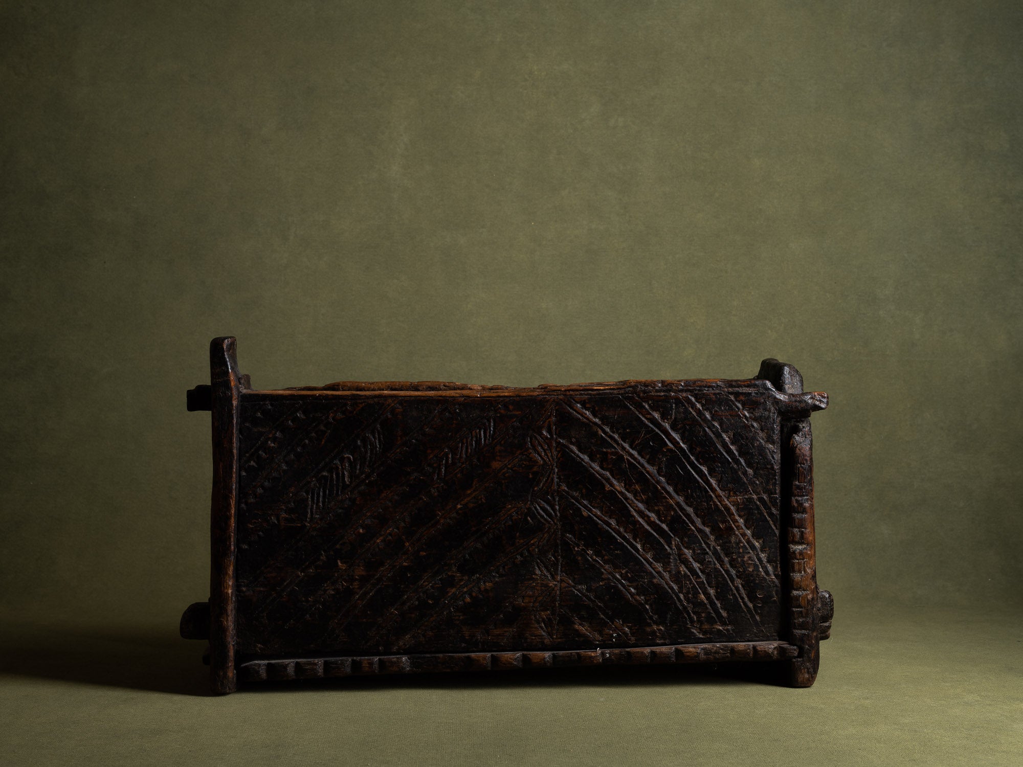 Skrin, rare coffret / boîte ancienne en pin gravé, Suède (XVIIe siècle)..Skrin, Old engraved pinewood box / box, Sweden (17th century)
