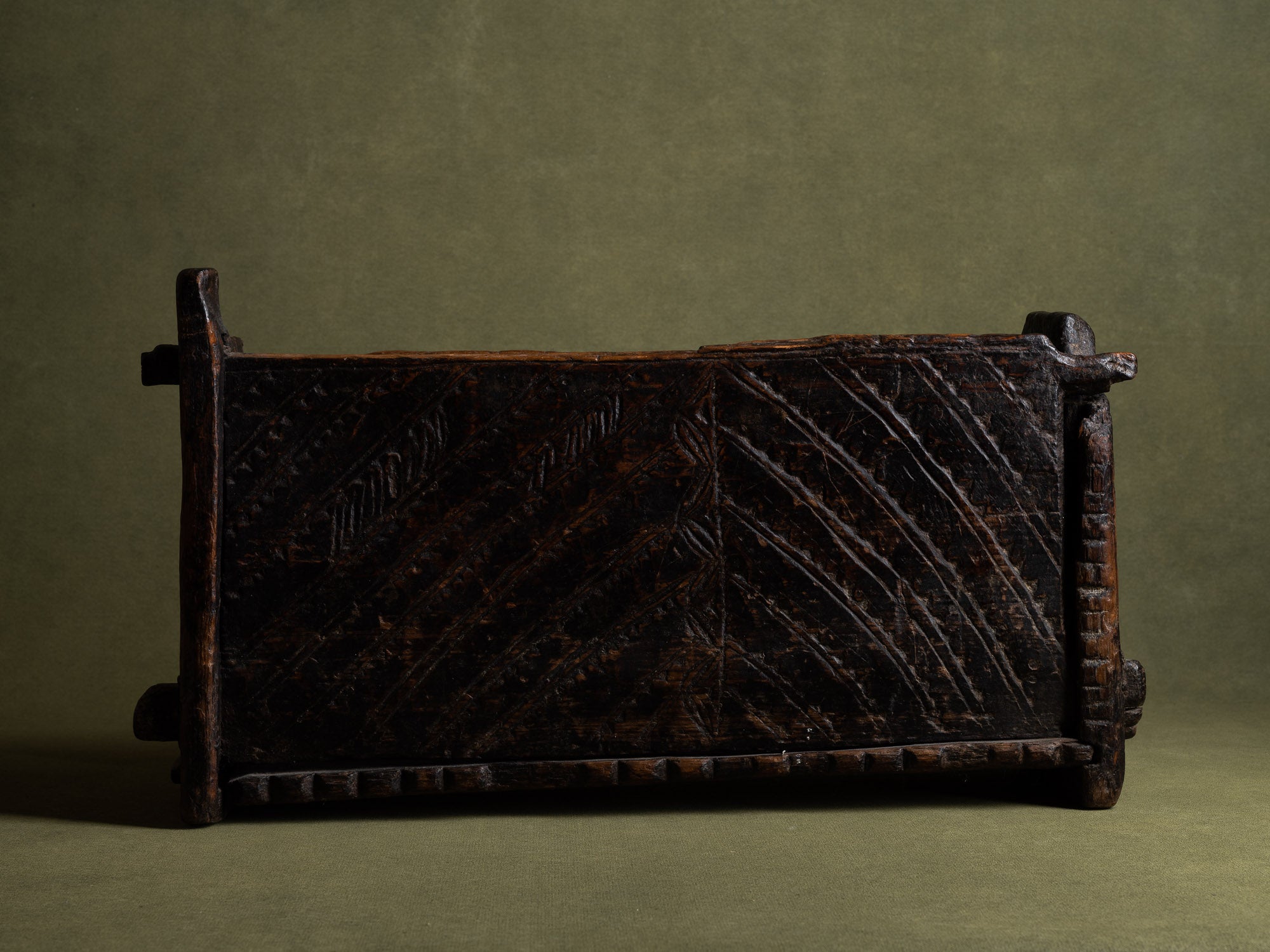 Skrin, rare coffret / boîte ancienne en pin gravé, Suède (XVIIe siècle)..Skrin, Old engraved pinewood box / box, Sweden (17th century)