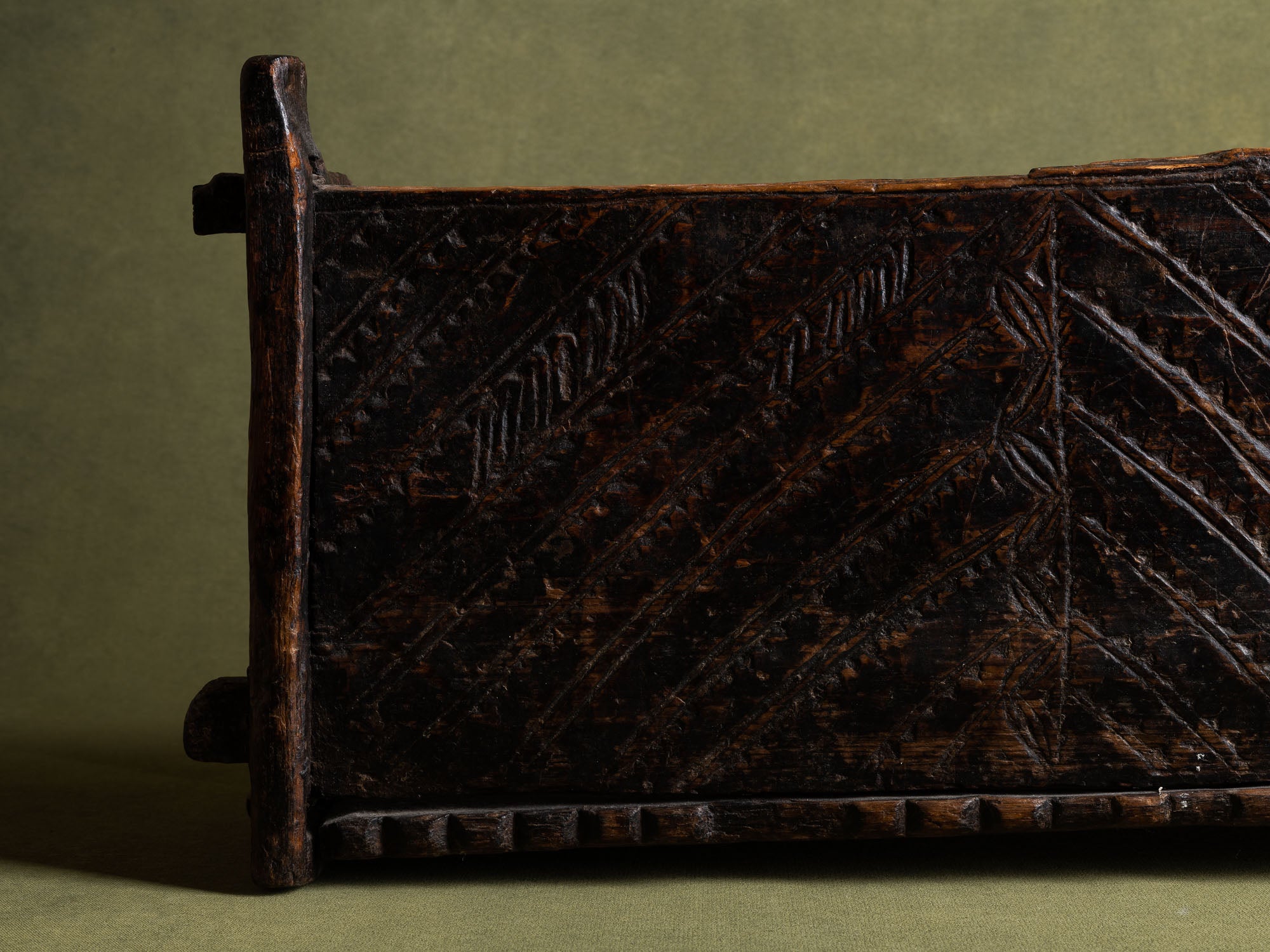 Skrin, rare coffret / boîte ancienne en pin gravé, Suède (XVIIe siècle)..Skrin, Old engraved pinewood box / box, Sweden (17th century)