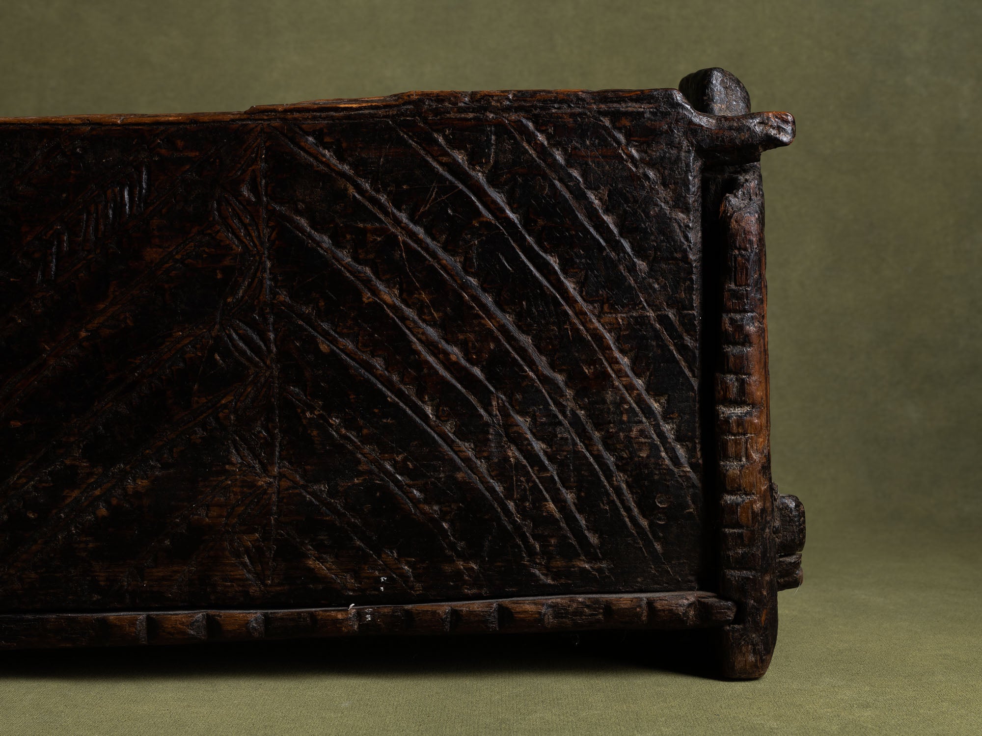 Skrin, rare coffret / boîte ancienne en pin gravé, Suède (XVIIe siècle)..Skrin, Old engraved pinewood box / box, Sweden (17th century)