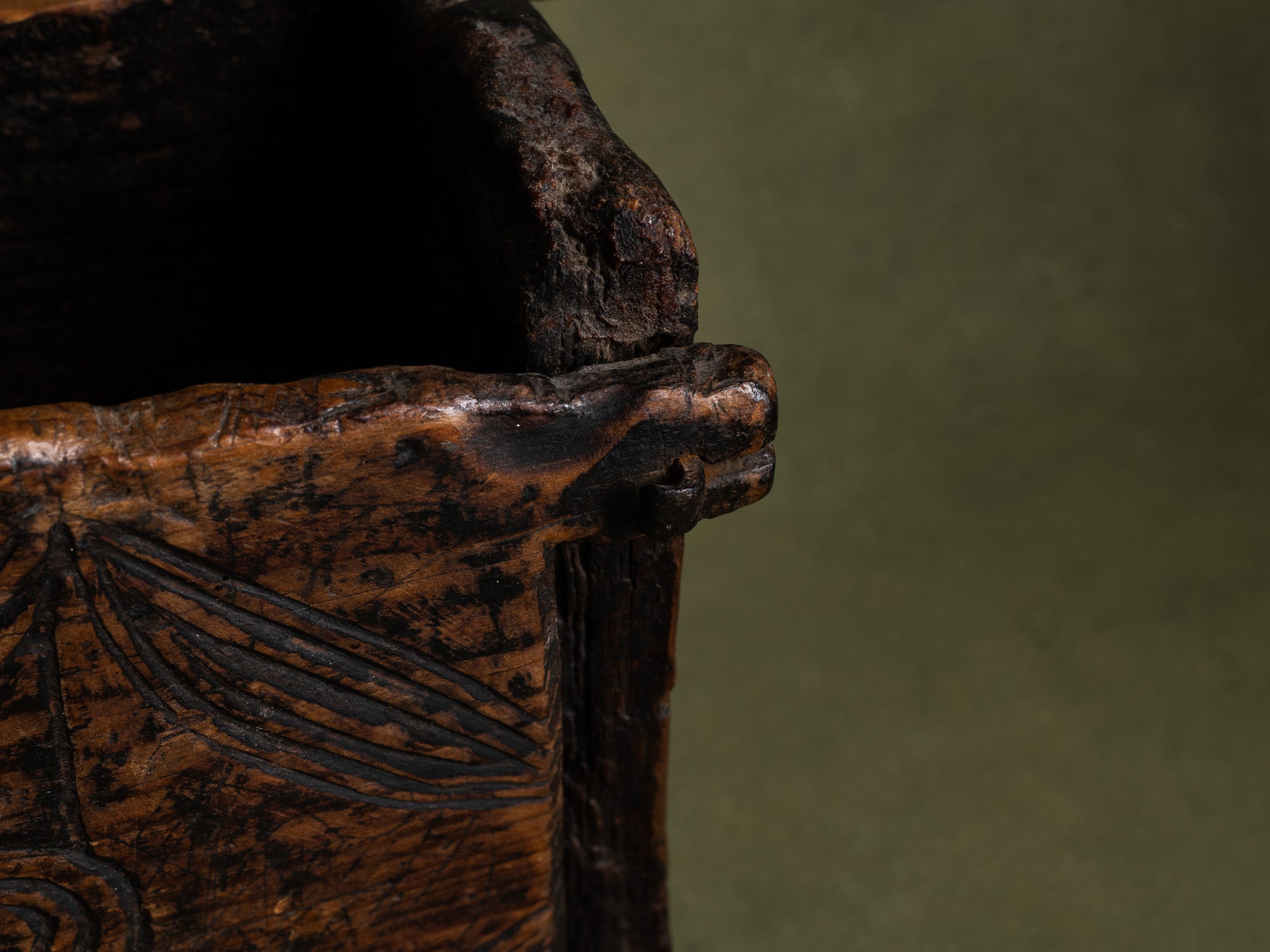 Skrin, rare coffret / boîte ancienne en pin gravé, Suède (XVIIe siècle)..Skrin, Old engraved pinewood box / box, Sweden (17th century)