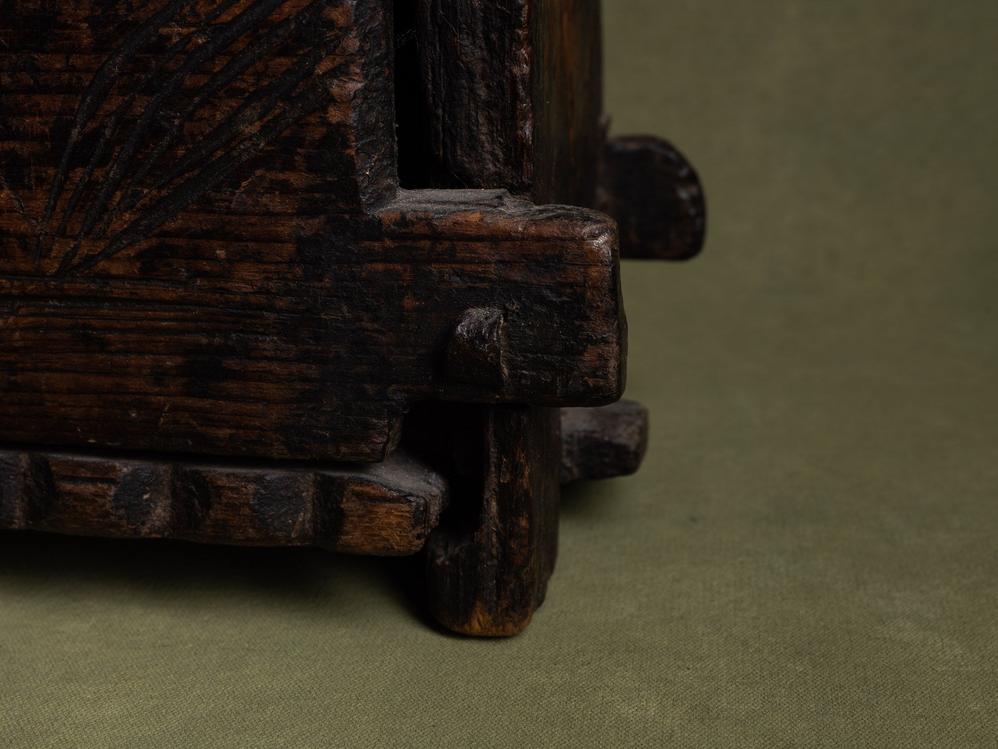 Skrin, rare coffret / boîte ancienne en pin gravé, Suède (XVIIe siècle)..Skrin, Old engraved pinewood box / box, Sweden (17th century)