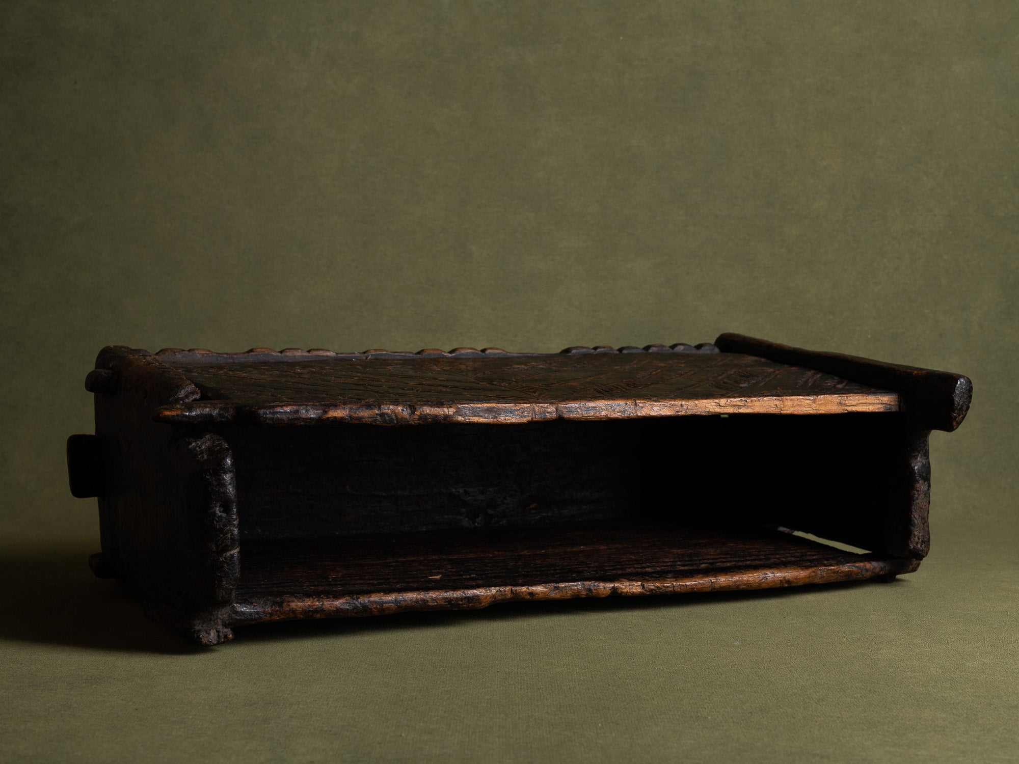 Skrin, rare coffret / boîte ancienne en pin gravé, Suède (XVIIe siècle)..Skrin, Old engraved pinewood box / box, Sweden (17th century)